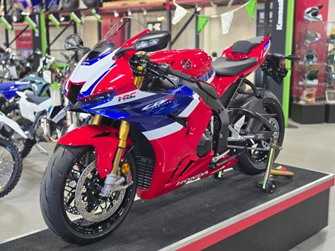 2025 Honda CBR1000RR-R Fireblade SP in Auburn, Massachusetts - Photo 3