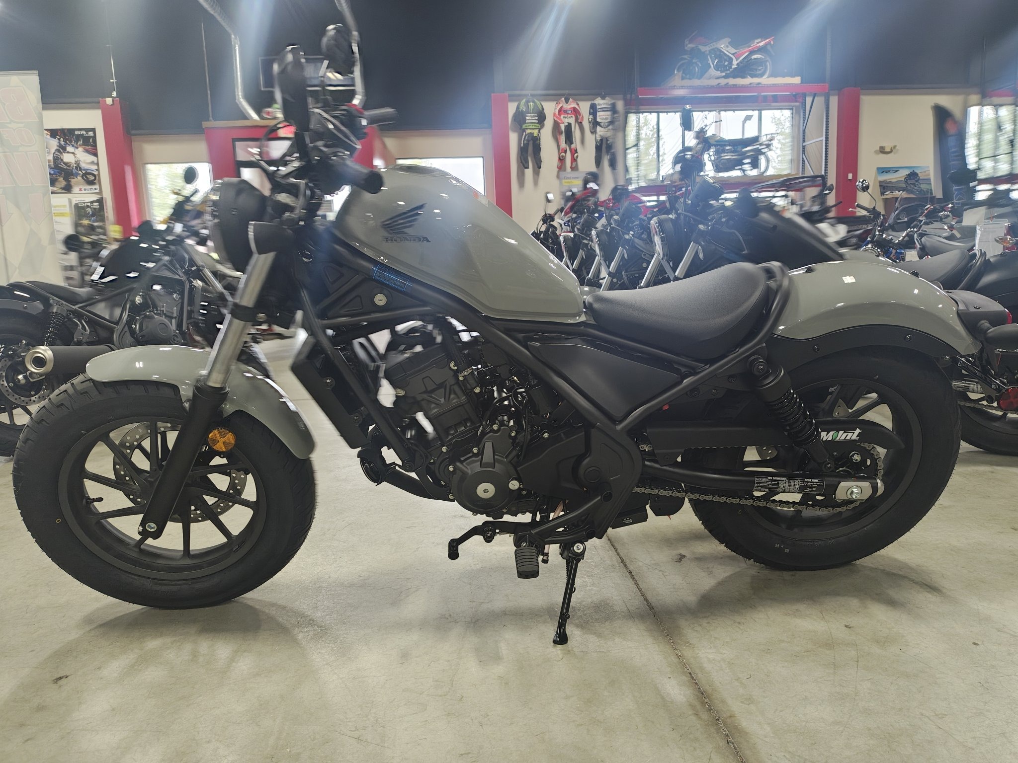 2026 Honda Rebel 300 E-Clutch 3