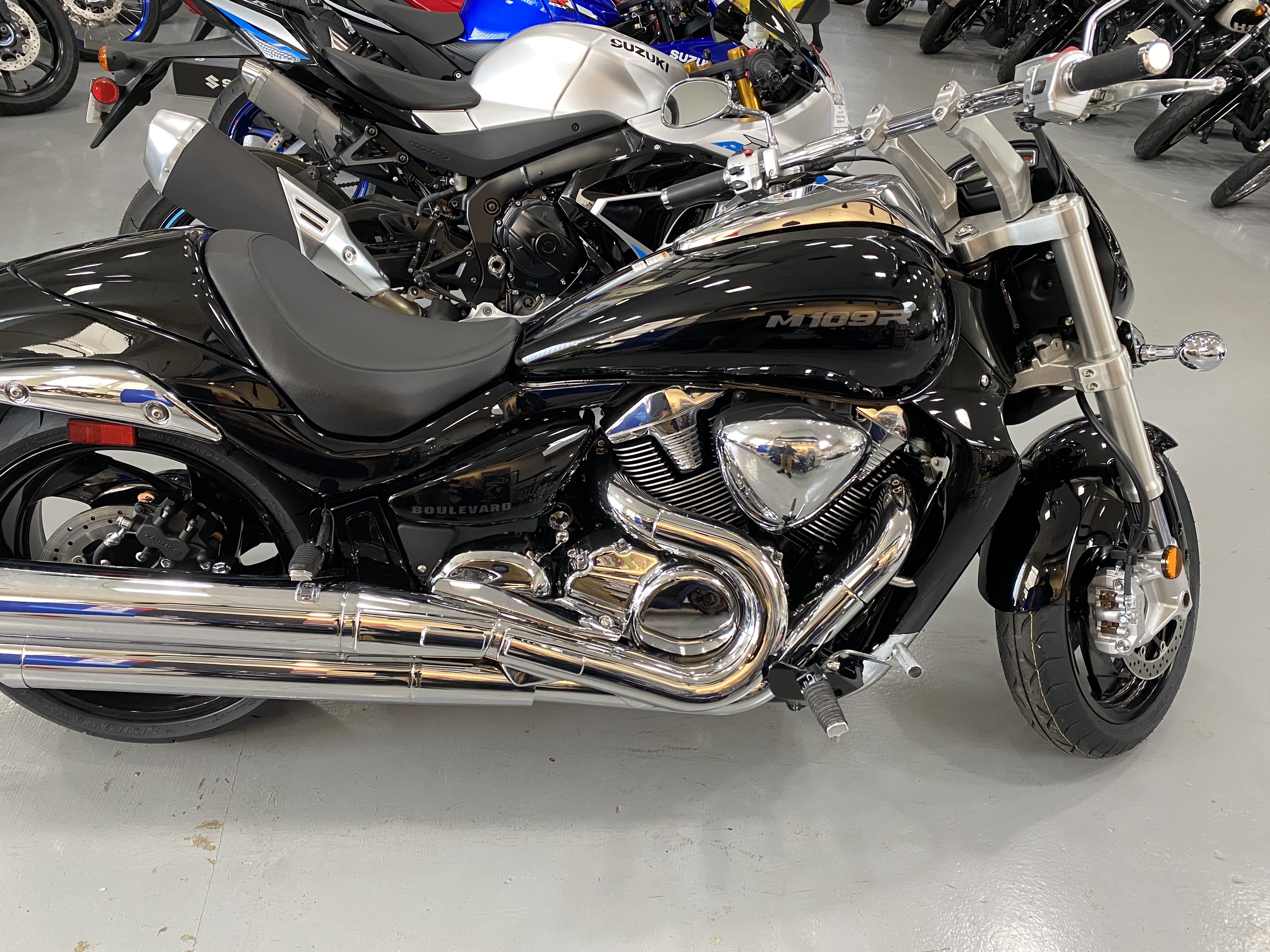 2025 Suzuki Boulevard M109R 4