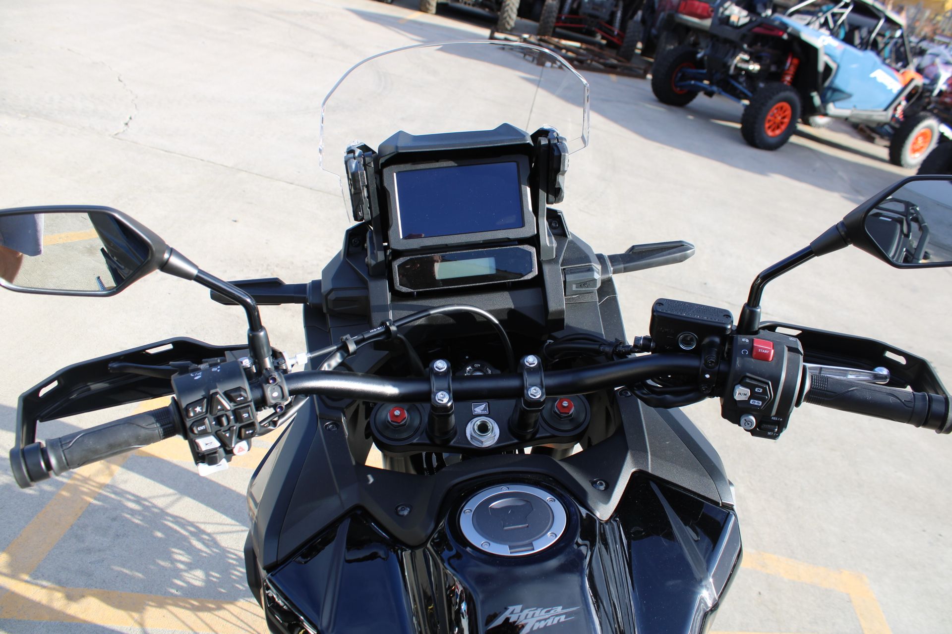 2025 Honda Africa Twin DCT in The Dalles, Oregon - Photo 9