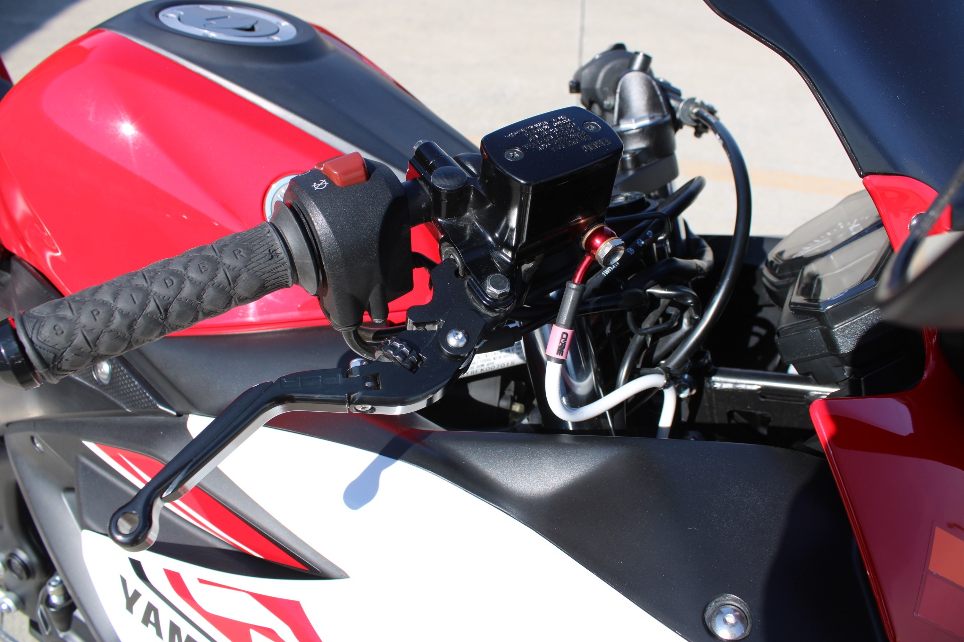 2015 Yamaha YZF-R3 10