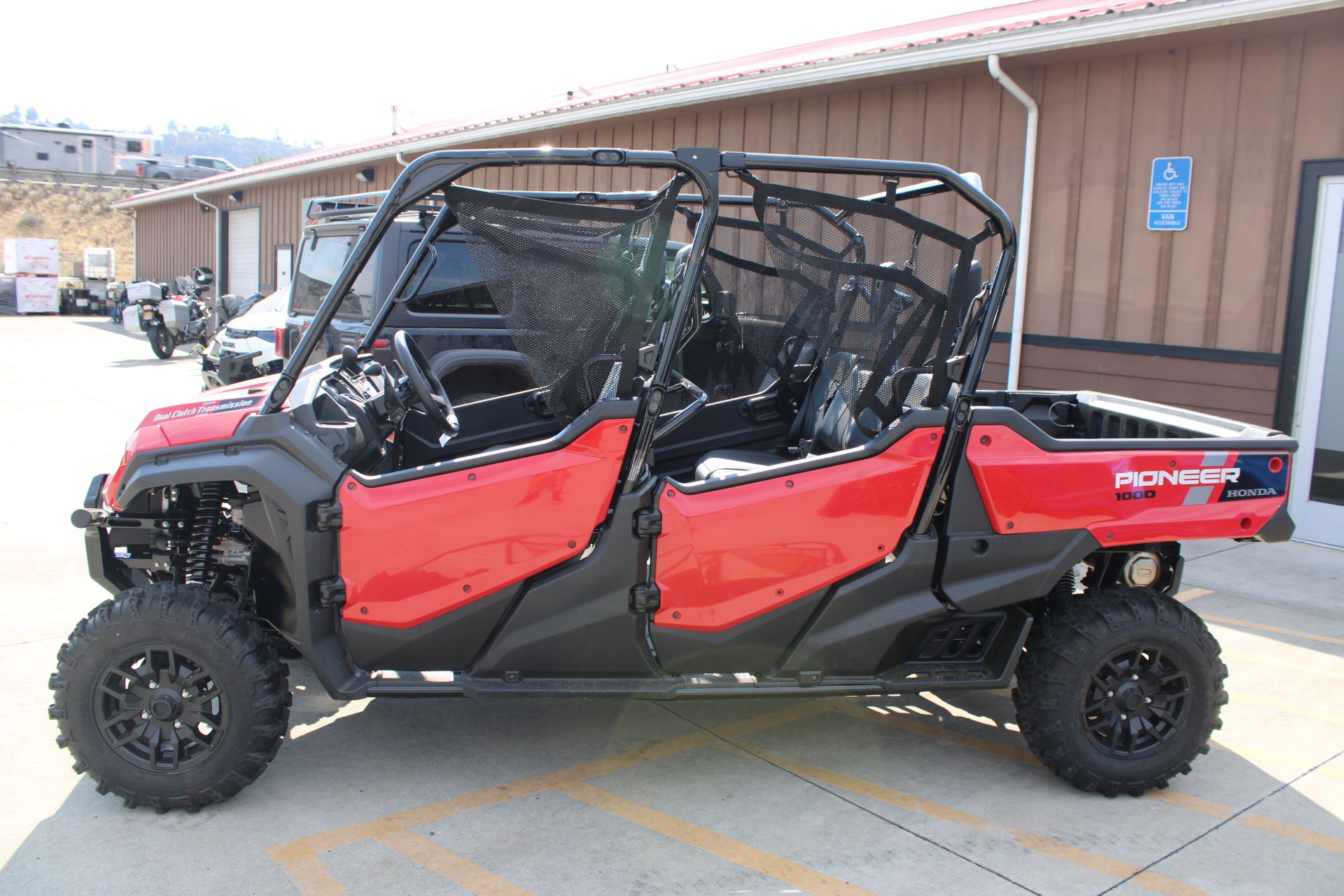 2025 Honda Pioneer 1000-6 Deluxe Crew in The Dalles, Oregon - Photo 4