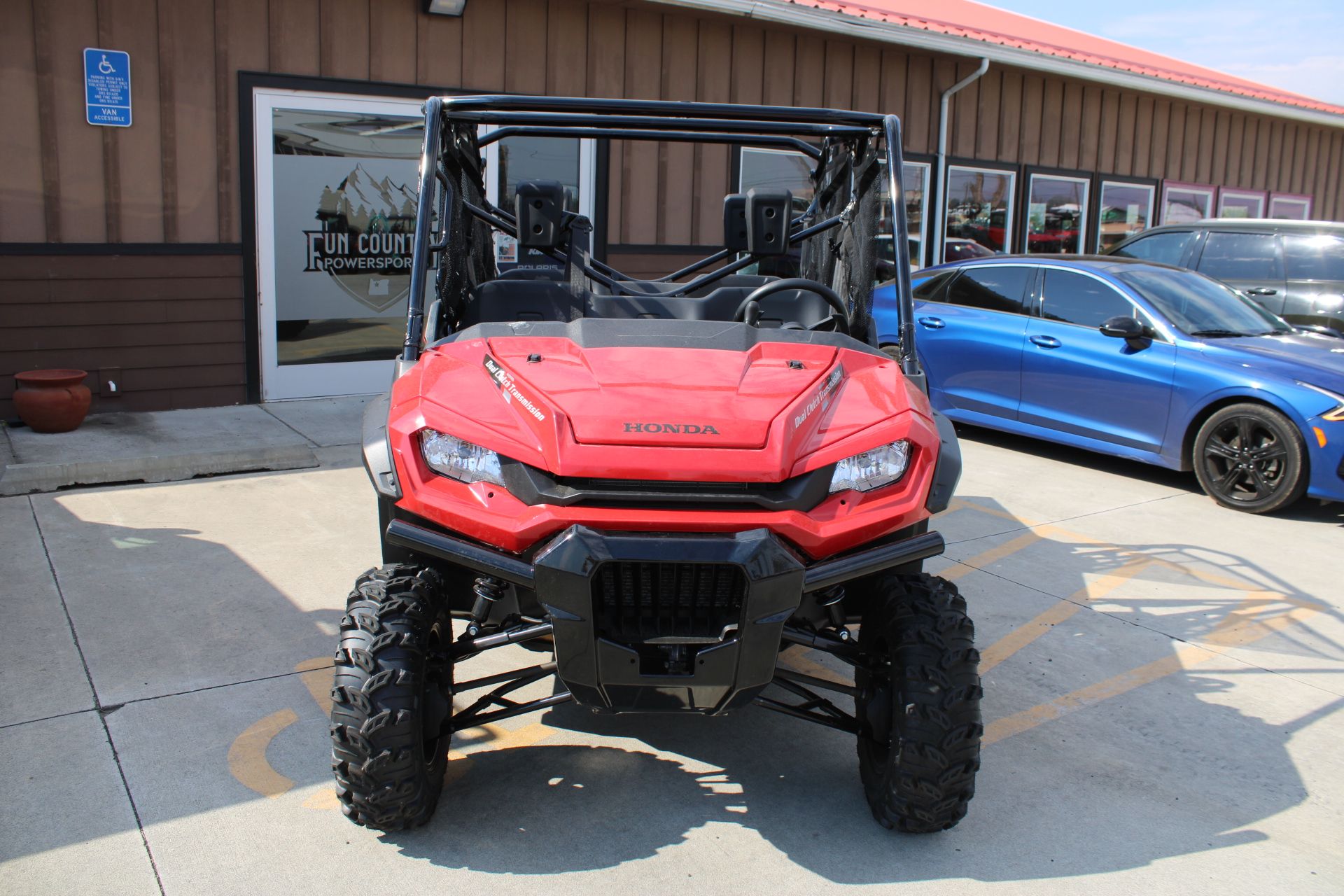 2025 Honda Pioneer 1000-6 Deluxe Crew in The Dalles, Oregon - Photo 2