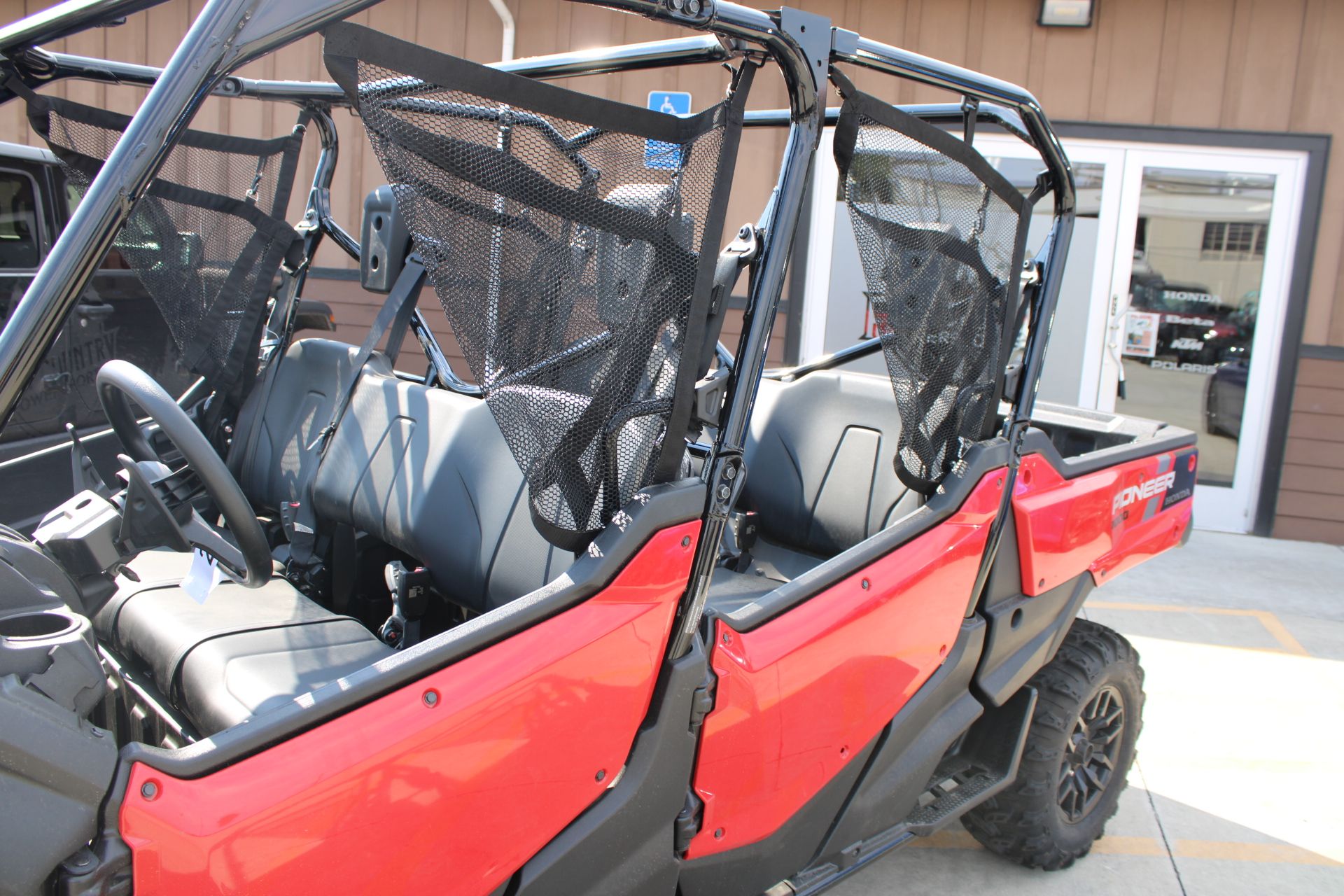 2025 Honda Pioneer 1000-6 Deluxe Crew in The Dalles, Oregon - Photo 9