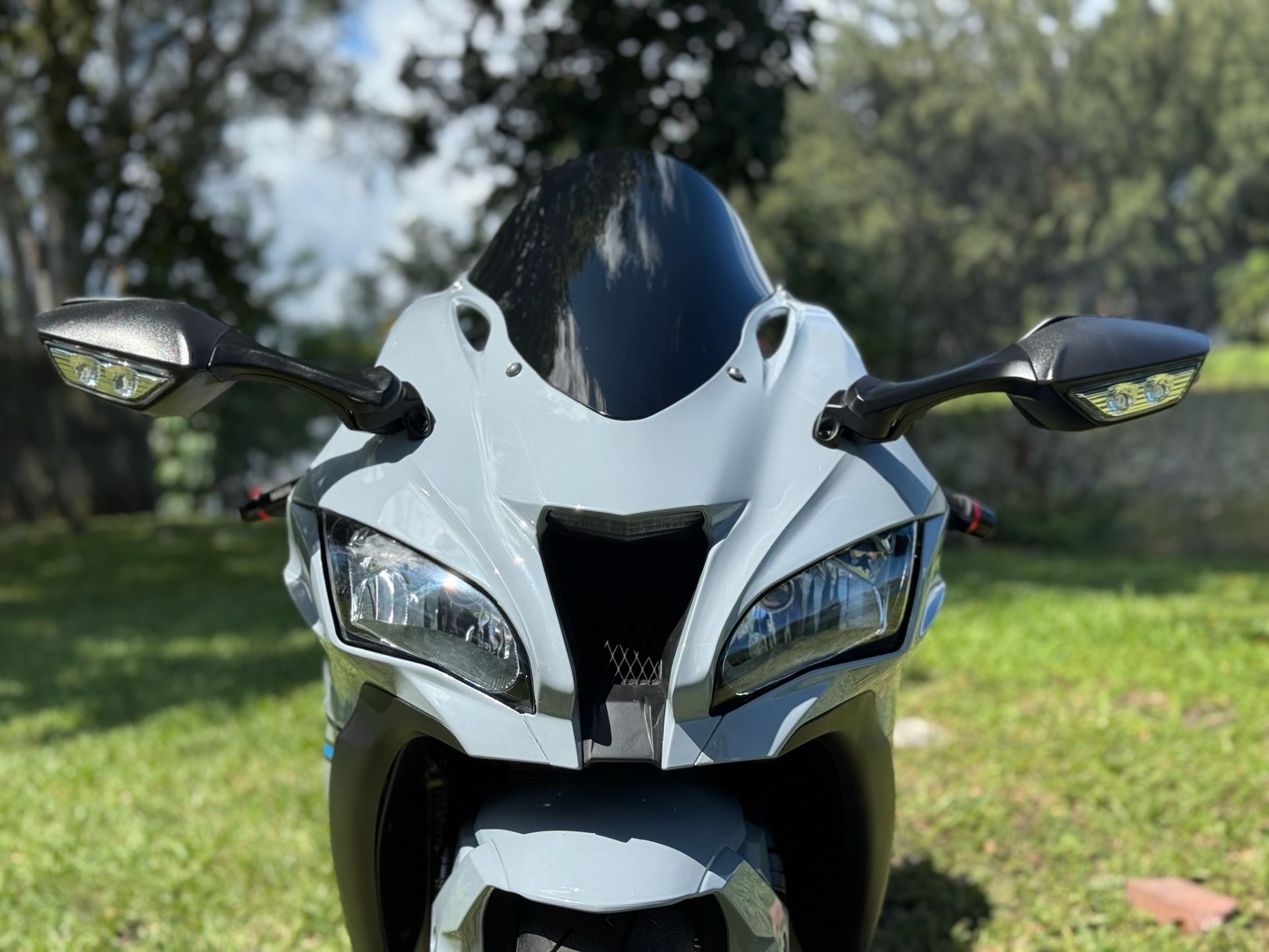 KAGRA R1
赤と白のアルミロードバイク Graves Motorsports Yamaha R1 Fairing Bracket - Standard Tach