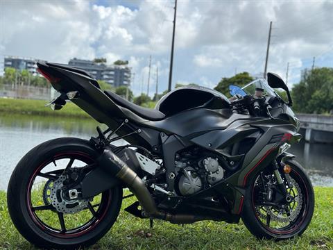 Used 2023 Kawasaki Ninja ZX-6R Gray/Red | Motorcycles in
