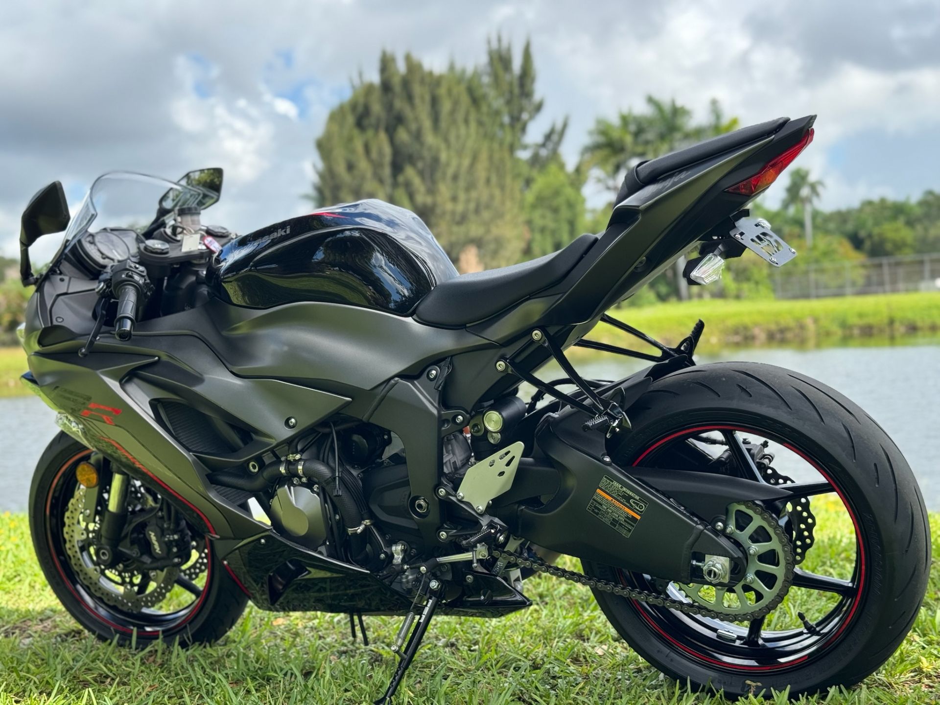 2023限定色PALM-V2（GREEN×GRAPHITE） Used 2023 Kawasaki Ninja ZX-6R Gray/Red | Motorcycles in