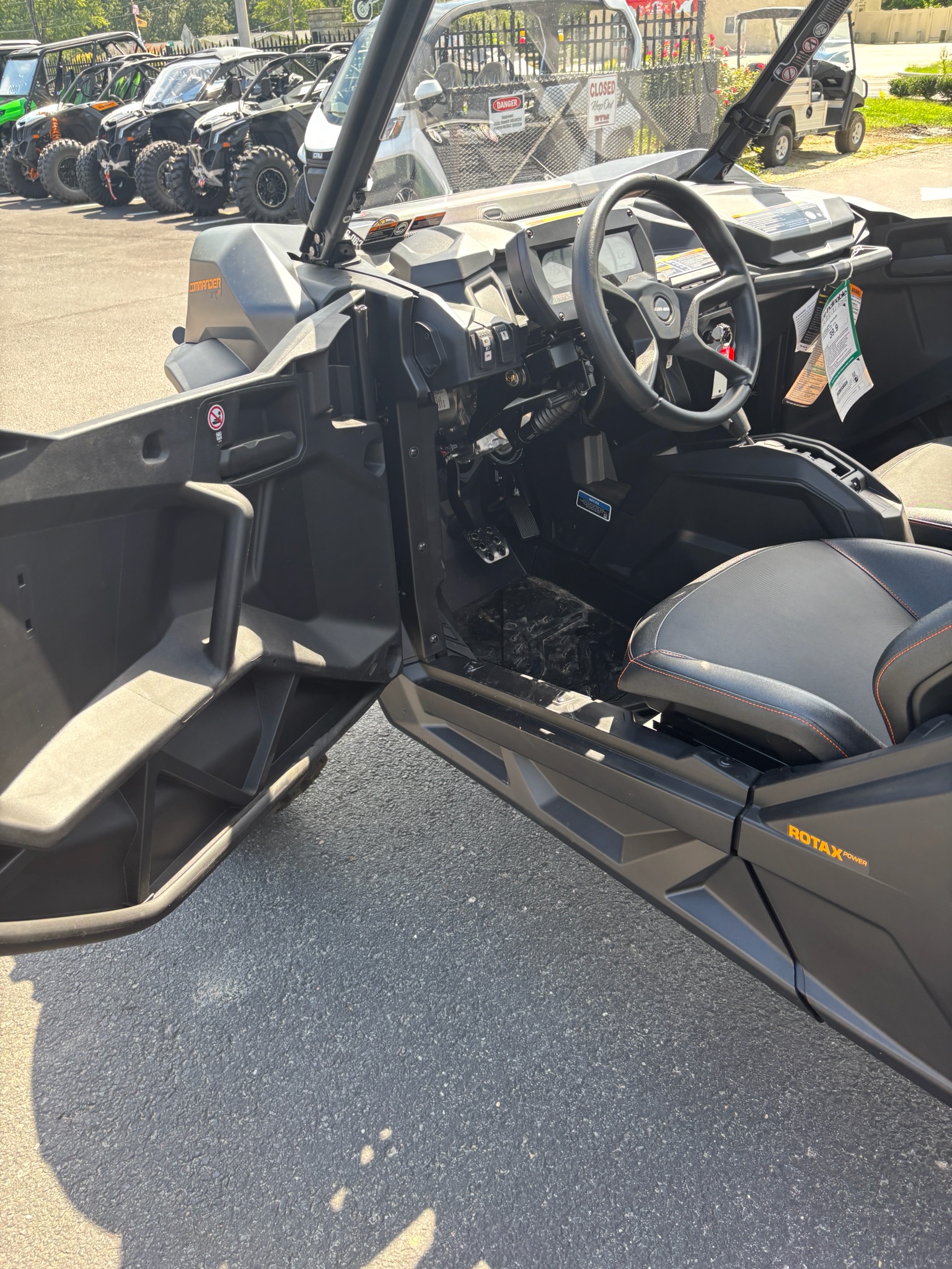 2026 Can-Am™ Commander XT-P 9