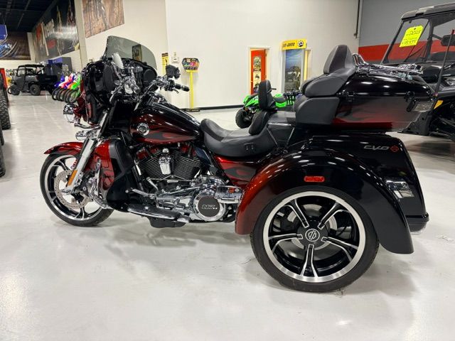 2022 Harley-Davidson CVO Tri Glide® 11