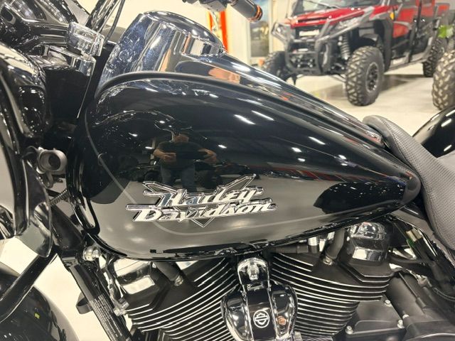 2023 Harley-Davidson Road Glide® 3 8