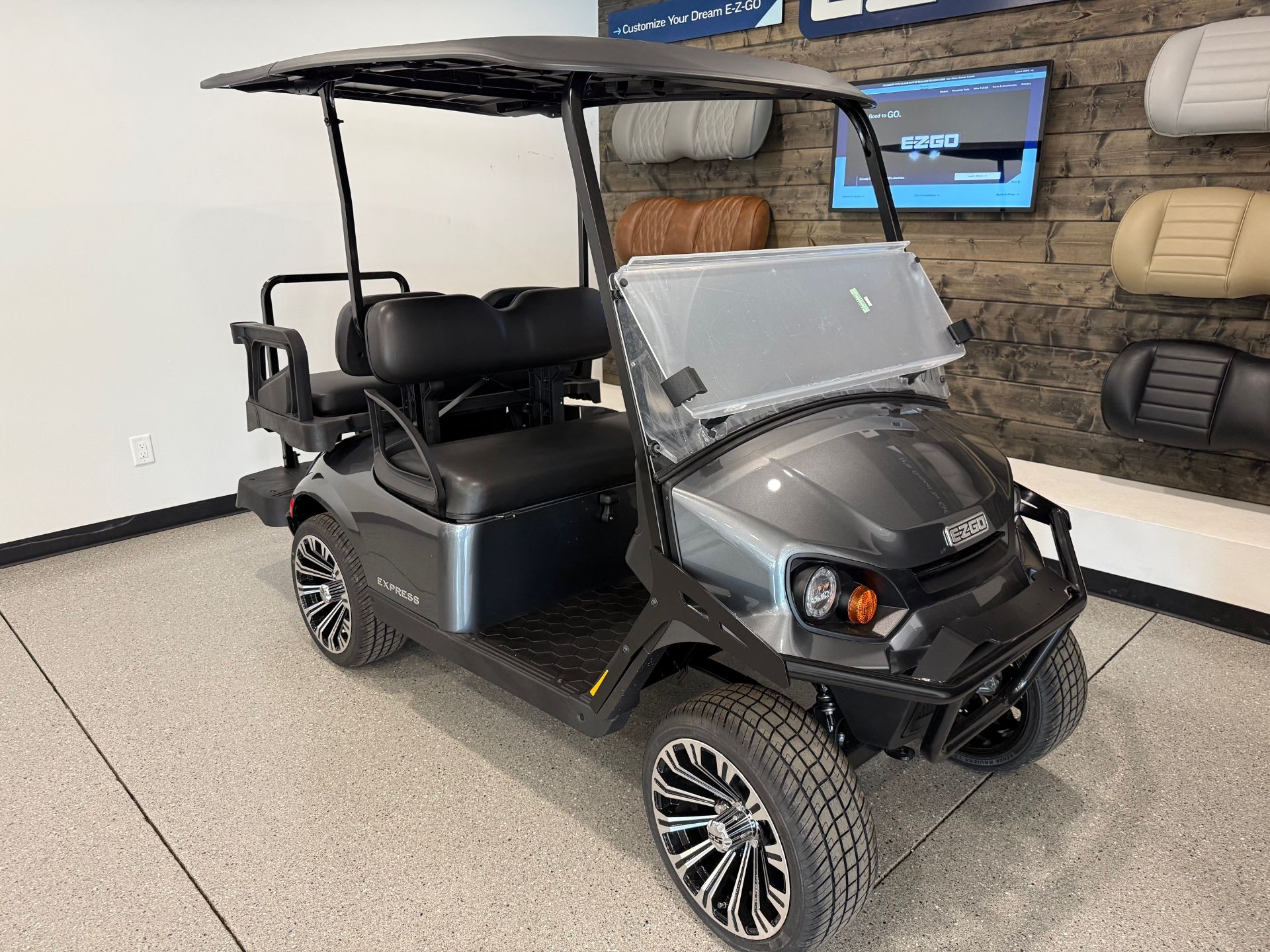 2025 E-Z-GO Express S4 EFI in Hawarden, Iowa - Photo 2