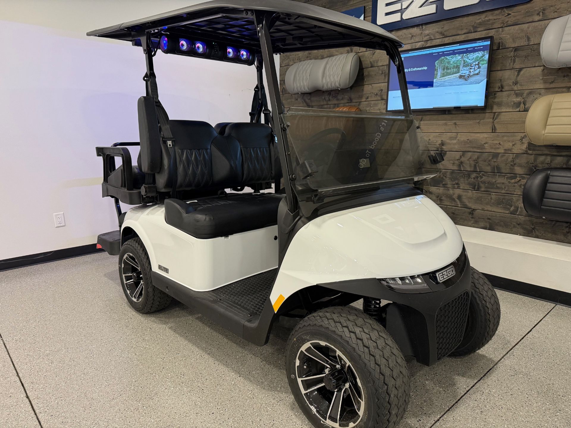 2026 E-Z-GO RXV 4 Touring STL 2.2 ELiTE in Hawarden, Iowa - Photo 2