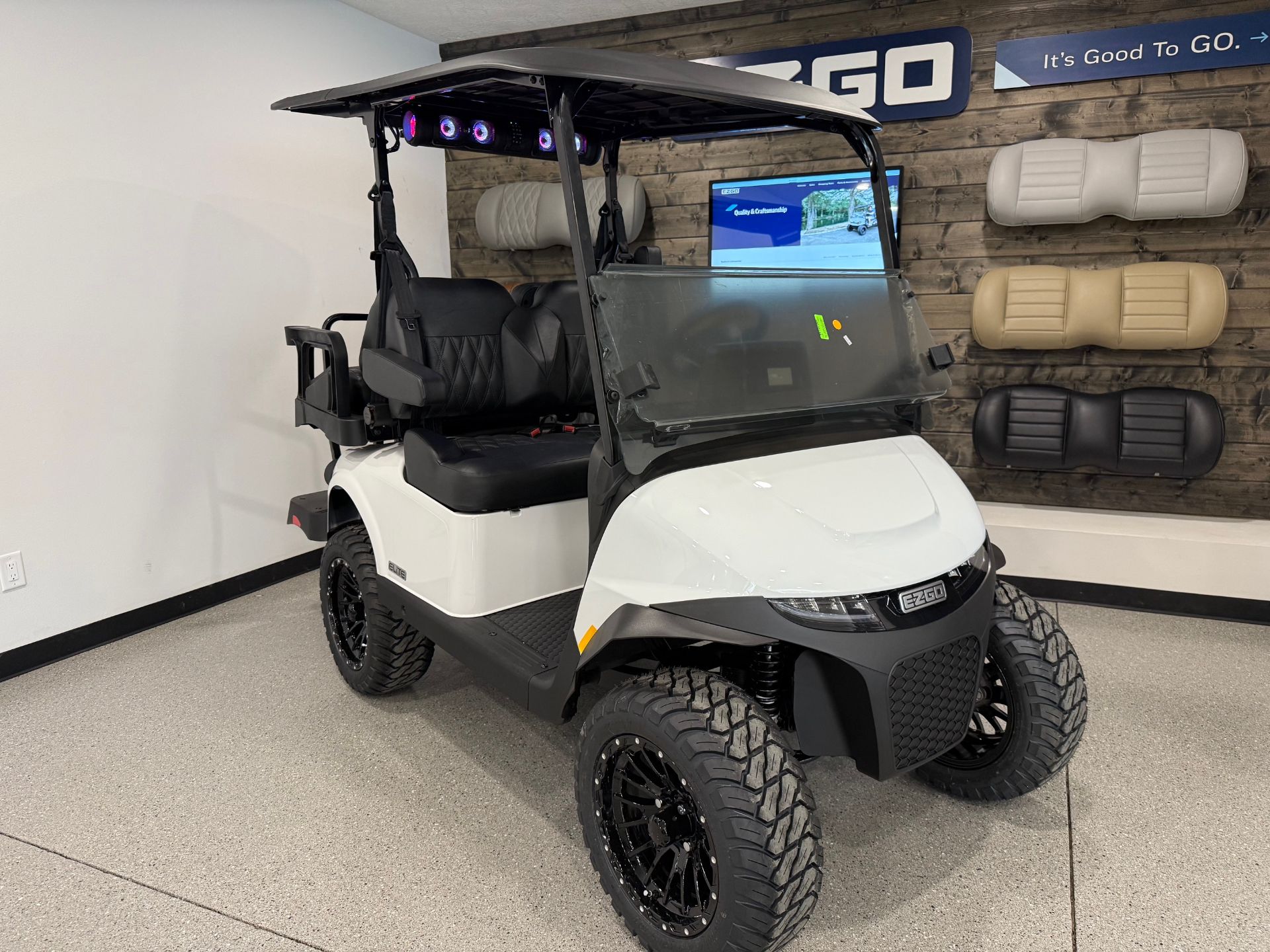 2026 E-Z-GO RXV 4 Summit XTL 4.2 ELiTE in Hawarden, Iowa - Photo 2