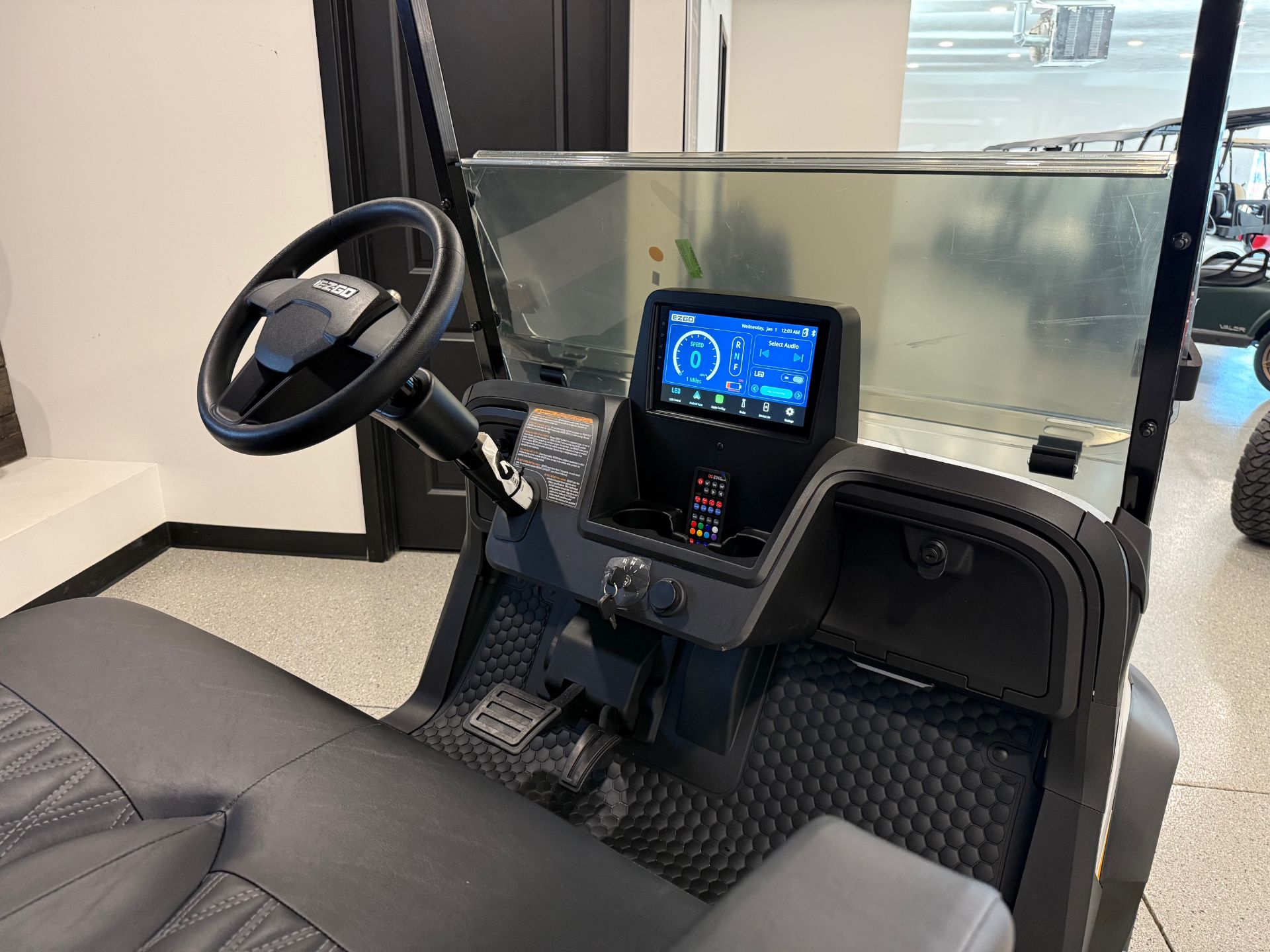 2026 E-Z-GO RXV 4 Summit XTL 4.2 ELiTE in Hawarden, Iowa - Photo 4