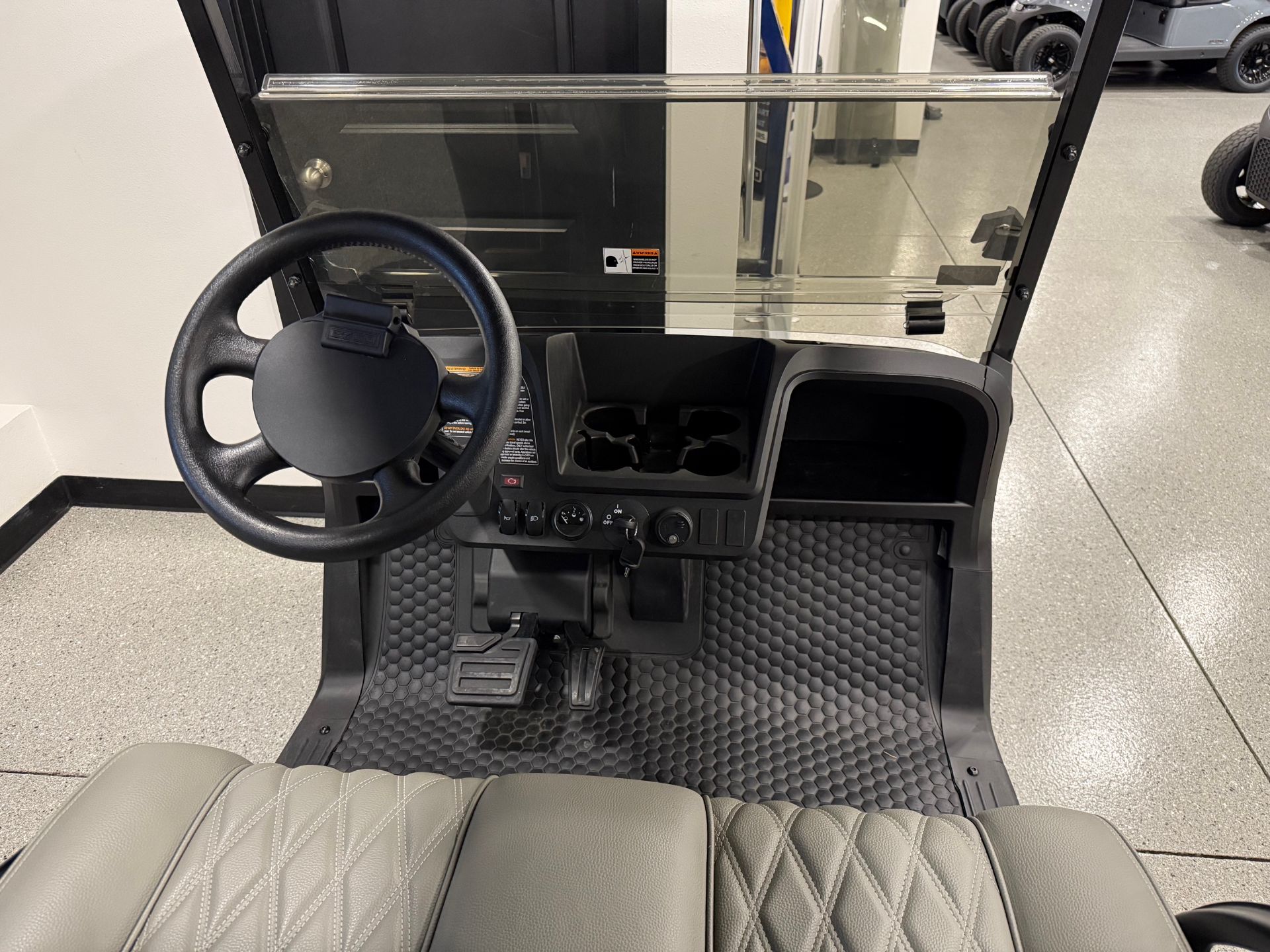 2025 E-Z-GO Freedom RXV 2+2 EX1 in Hawarden, Iowa - Photo 3