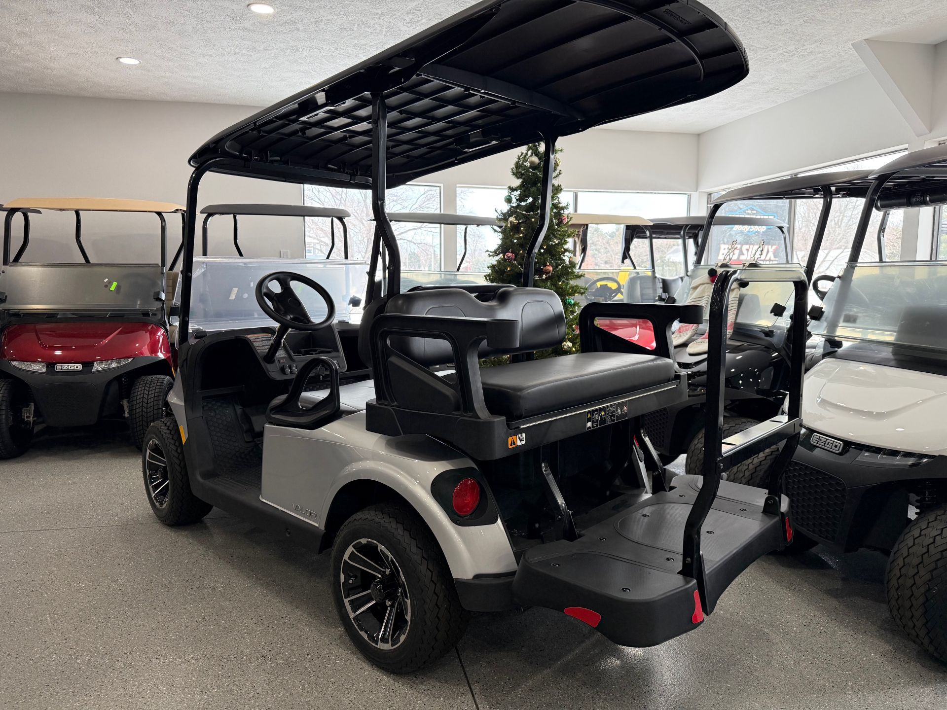 2025 E-Z-GO Valor 4 EFI in Hawarden, Iowa - Photo 2