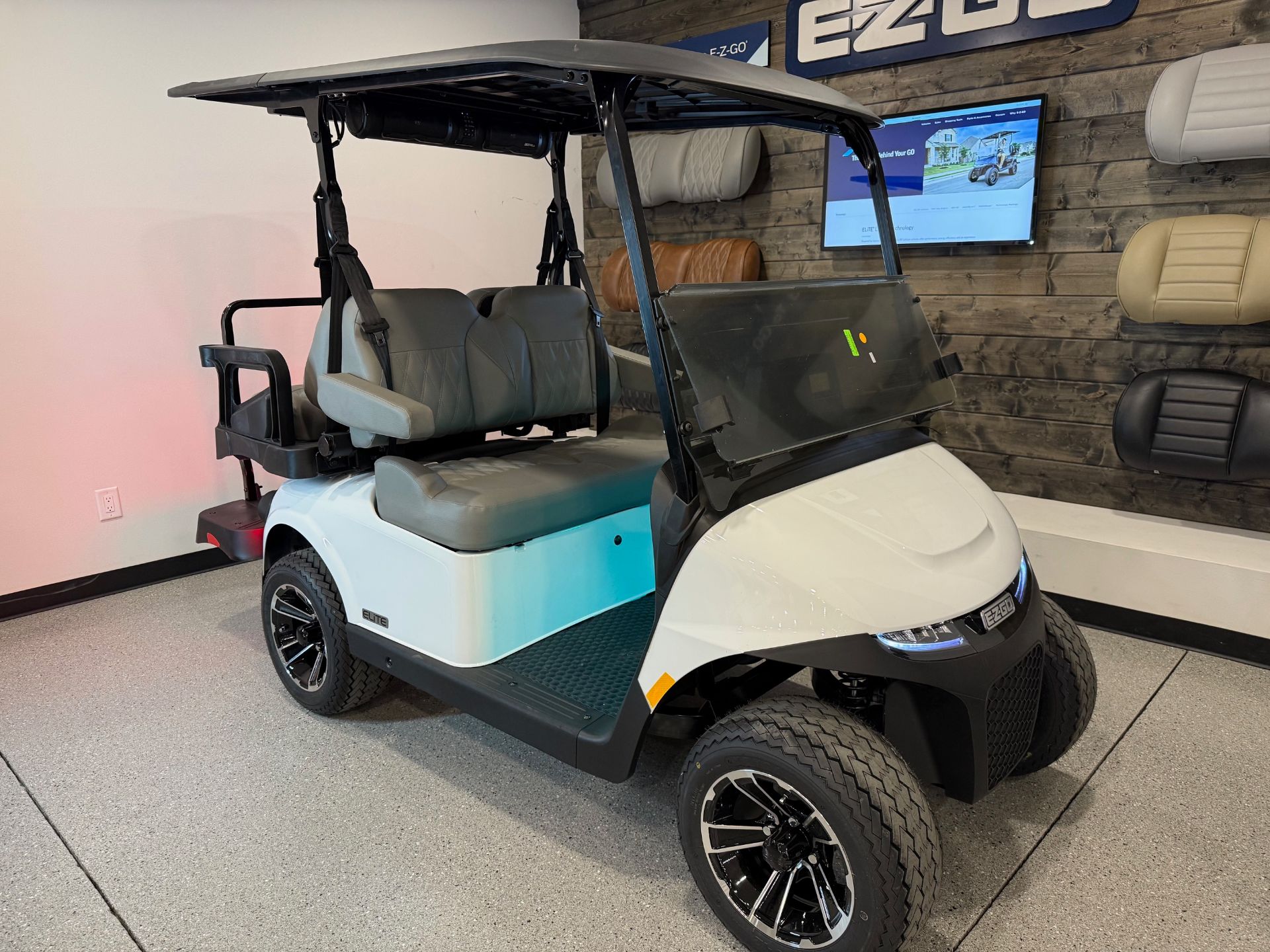 2026 E-Z-GO RXV 4 Touring STL 2.2 ELiTE in Hawarden, Iowa - Photo 2