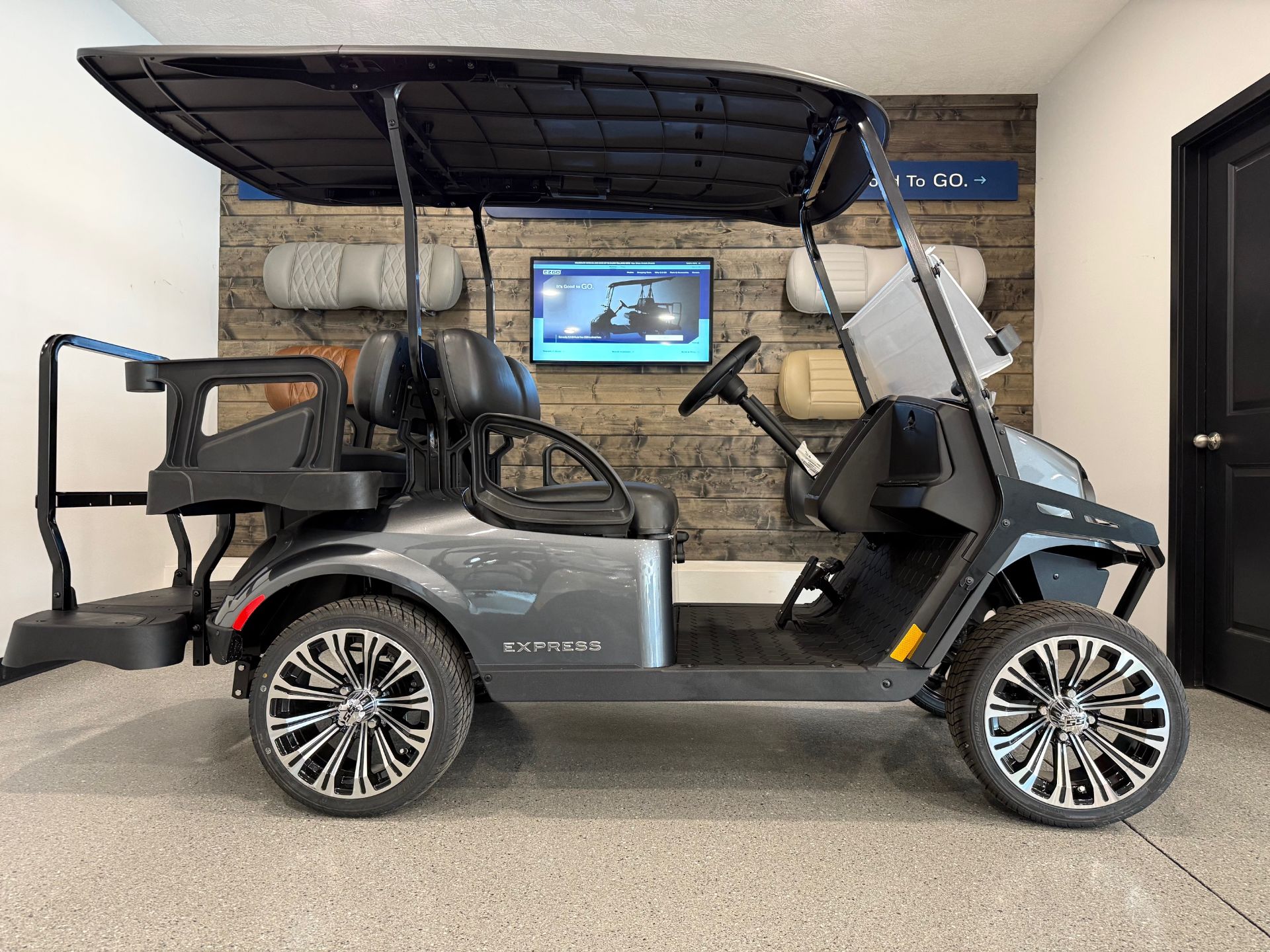 2025 E-Z-GO Express S4 EFI in Hawarden, Iowa - Photo 1