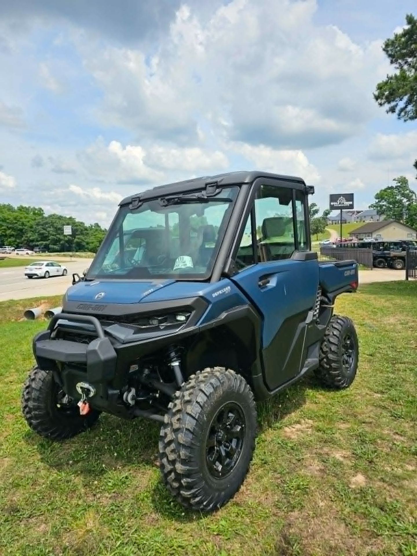 2026 Can-Am™ Defender XT CAB HD11 with 10.25 in. touchscreen di 1