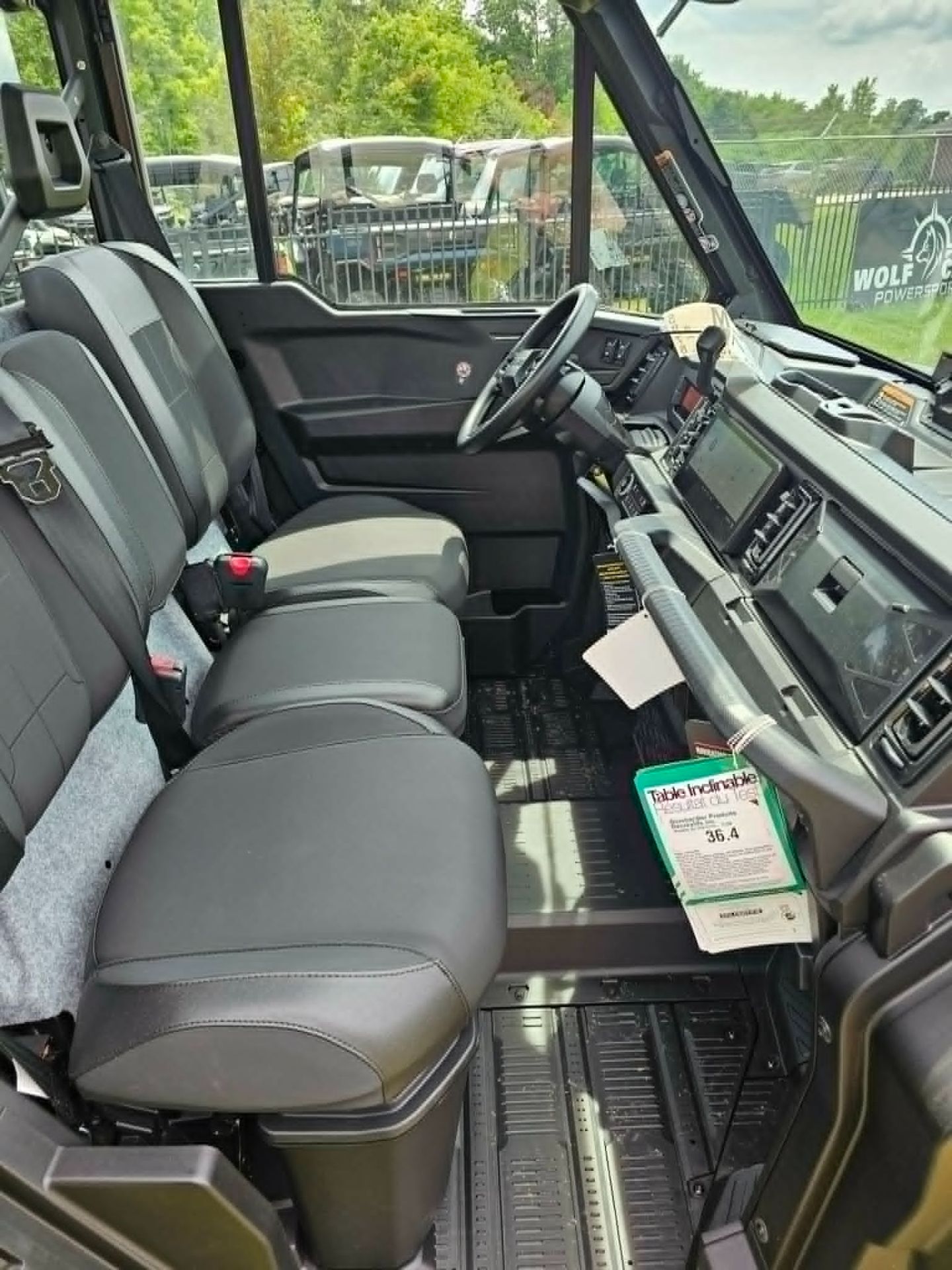 2026 Can-Am™ Defender XT CAB HD11 with 10.25 in. touchscreen di 2