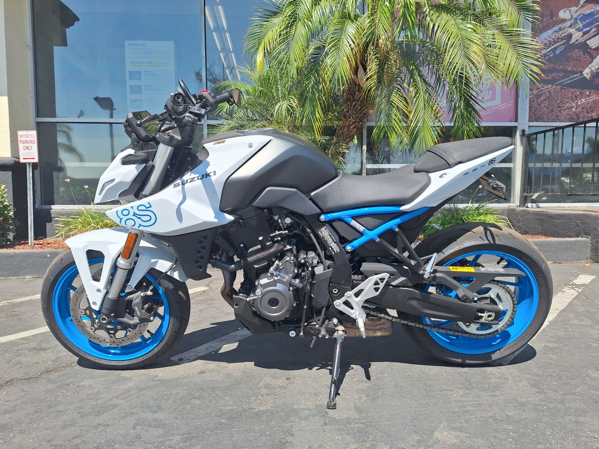 2023 Suzuki GSX-8S 3