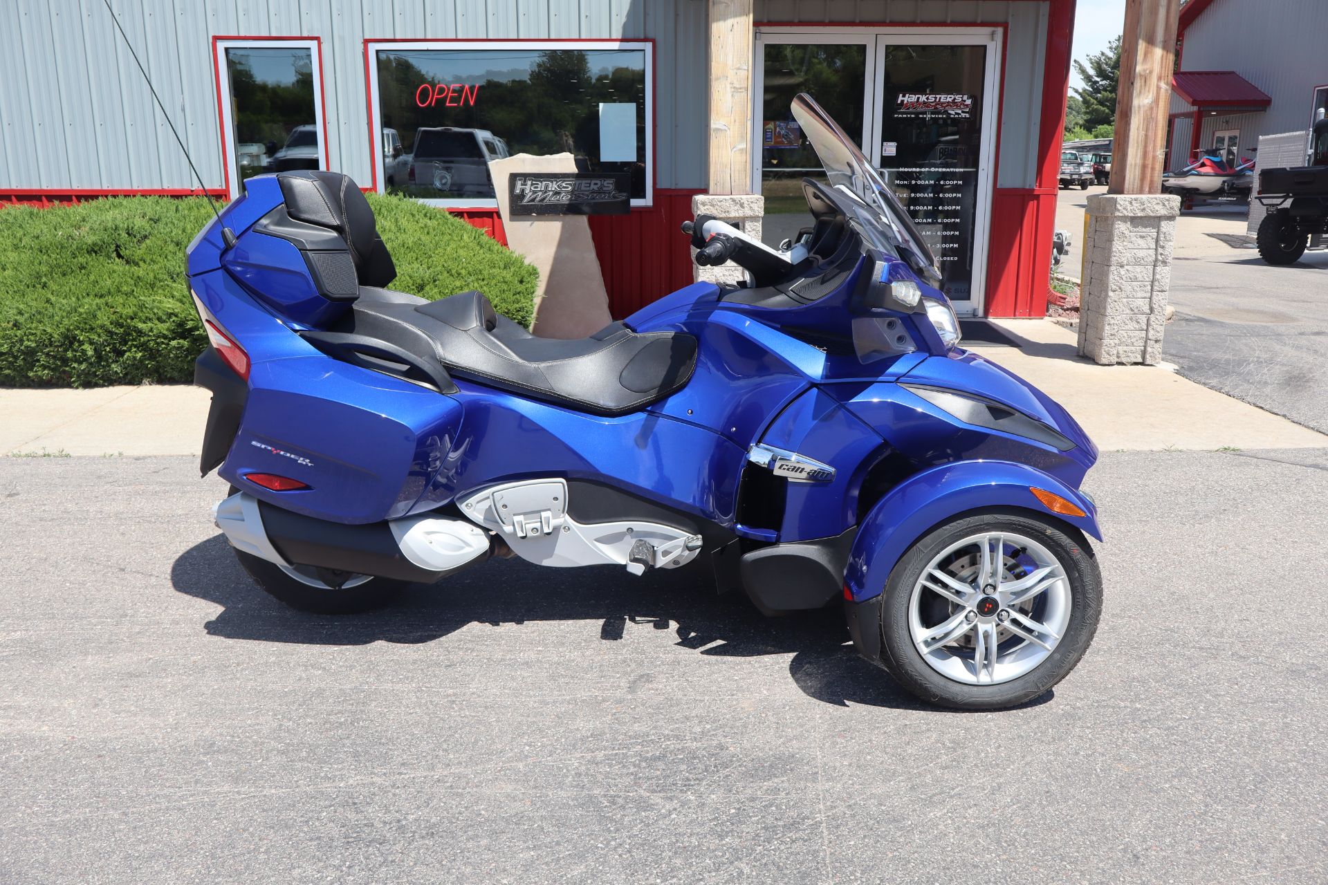 2012 Can-Am Spyder® RT Audio & Convenience