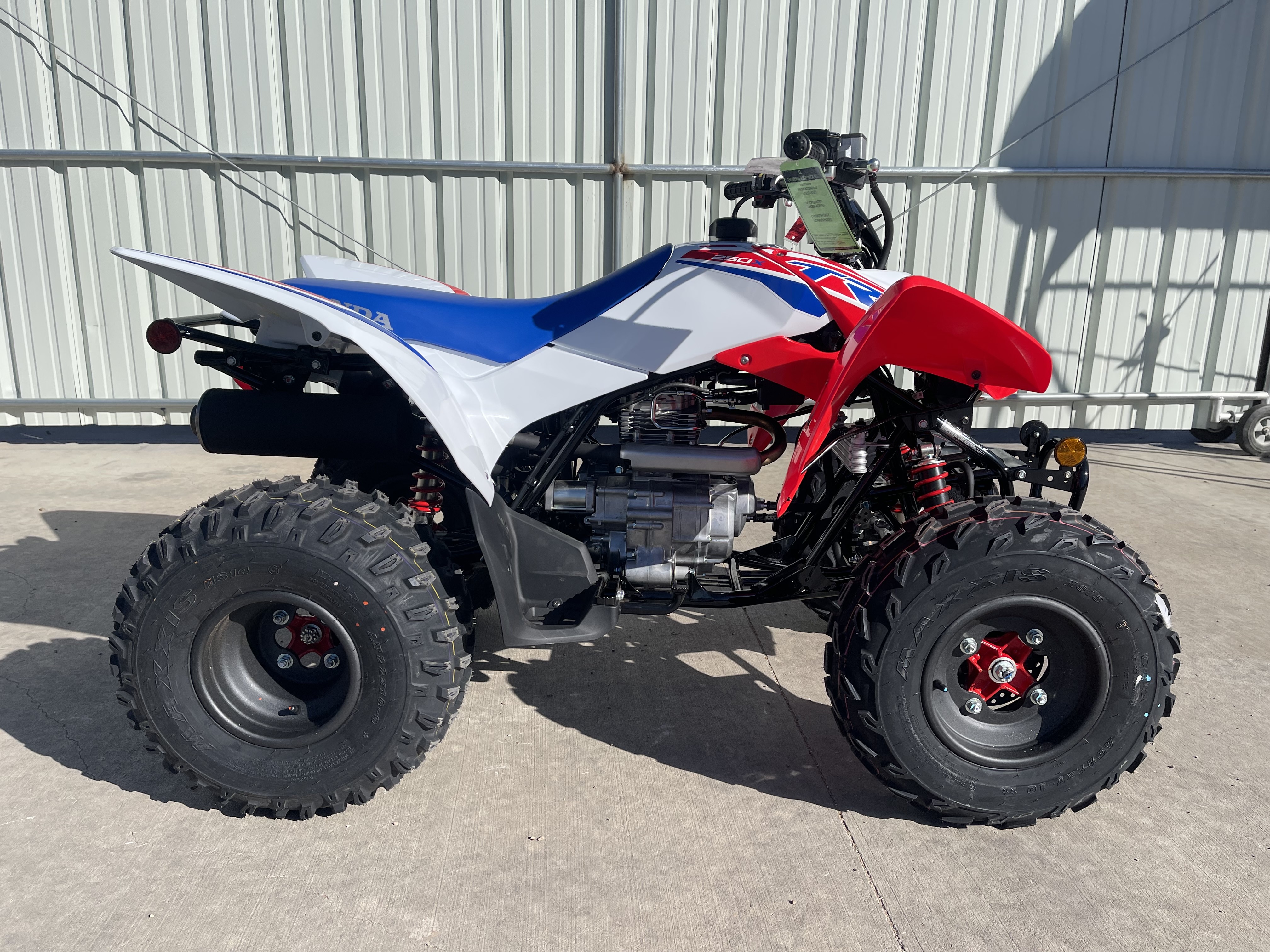 Axel collection 9インチ　ホワイト×ブルー×レッド New 2026 Honda TRX250X, Clovis NM | Specs, Price, Photos | Red