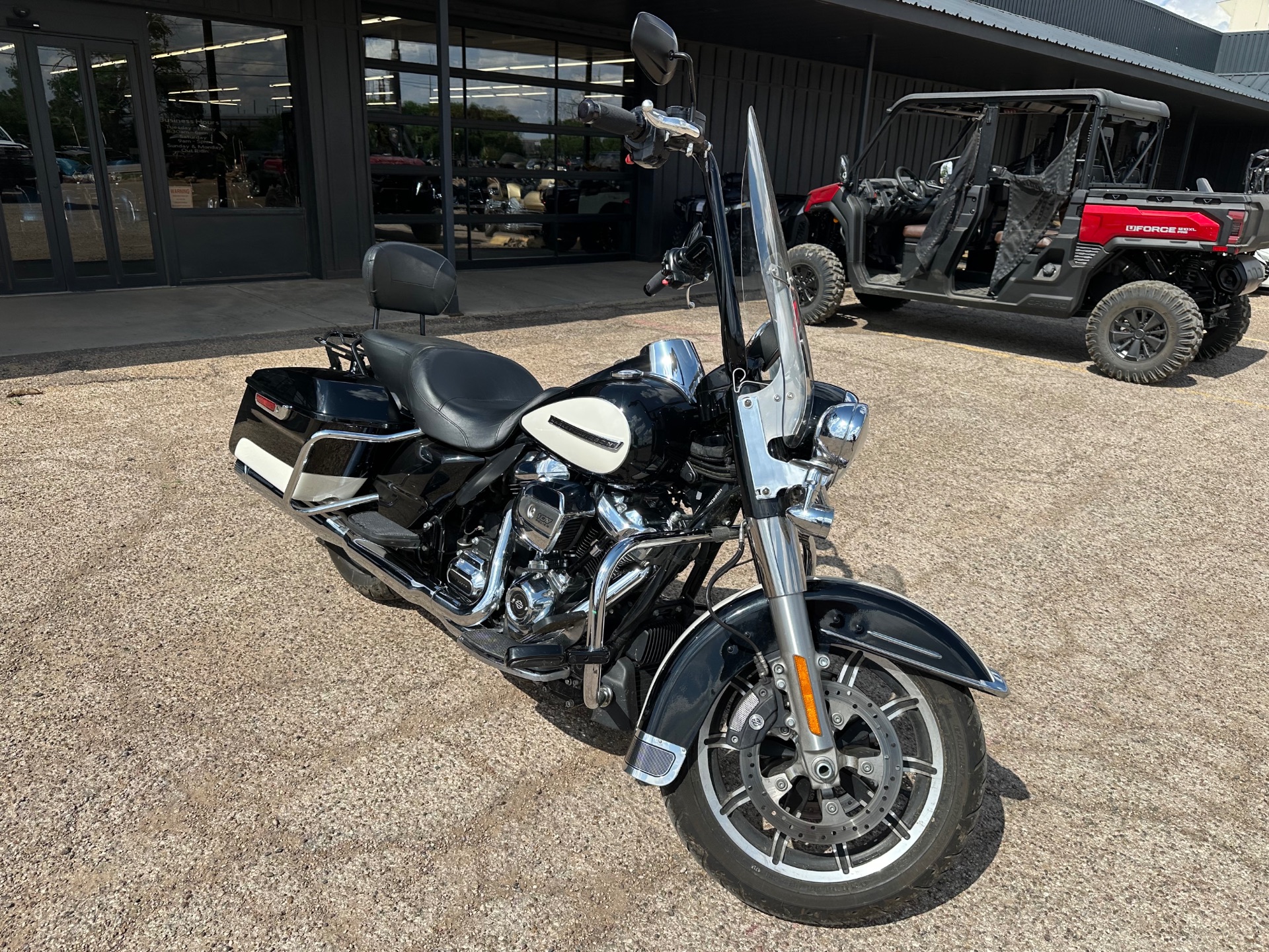 Road King Classic(BLK)＆ Road Glide (WIN) Road King® Special | High Voltage Harley-Davidson®