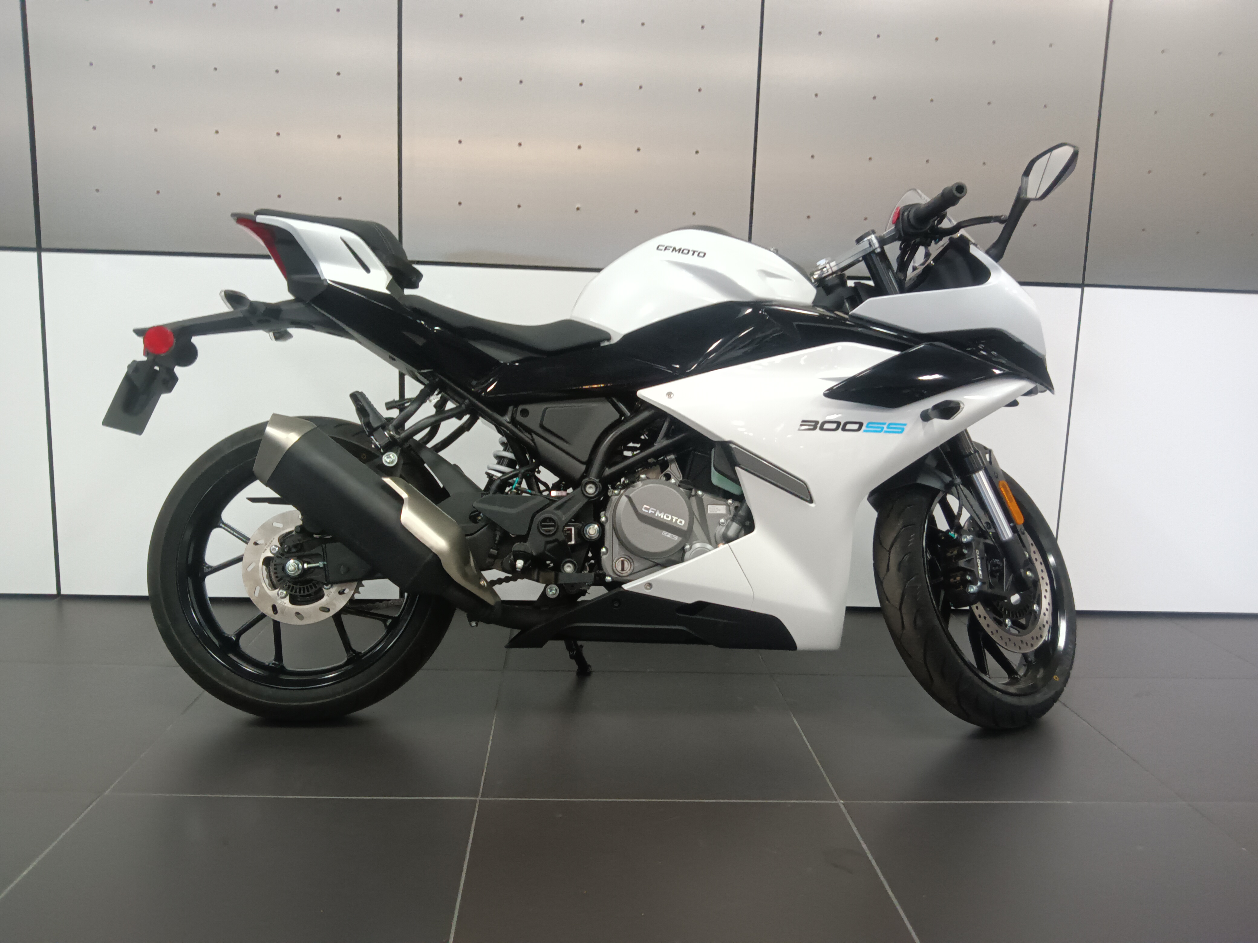 2025 CFMOTO 300SS | New Motorcycle For Sale | De Pere, Wisconsin