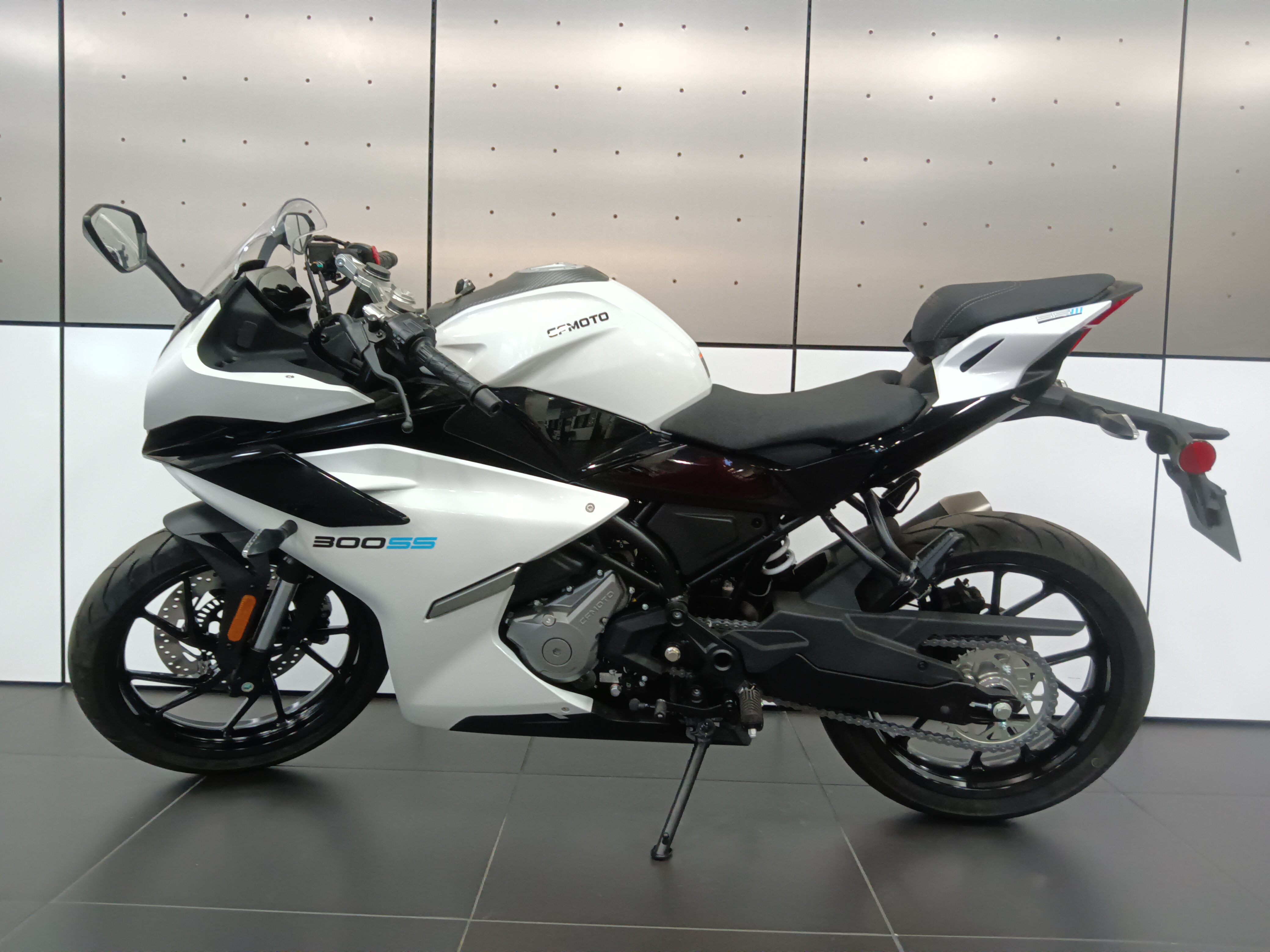 2025 CFMOTO 300SS | New Motorcycle For Sale | De Pere, Wisconsin