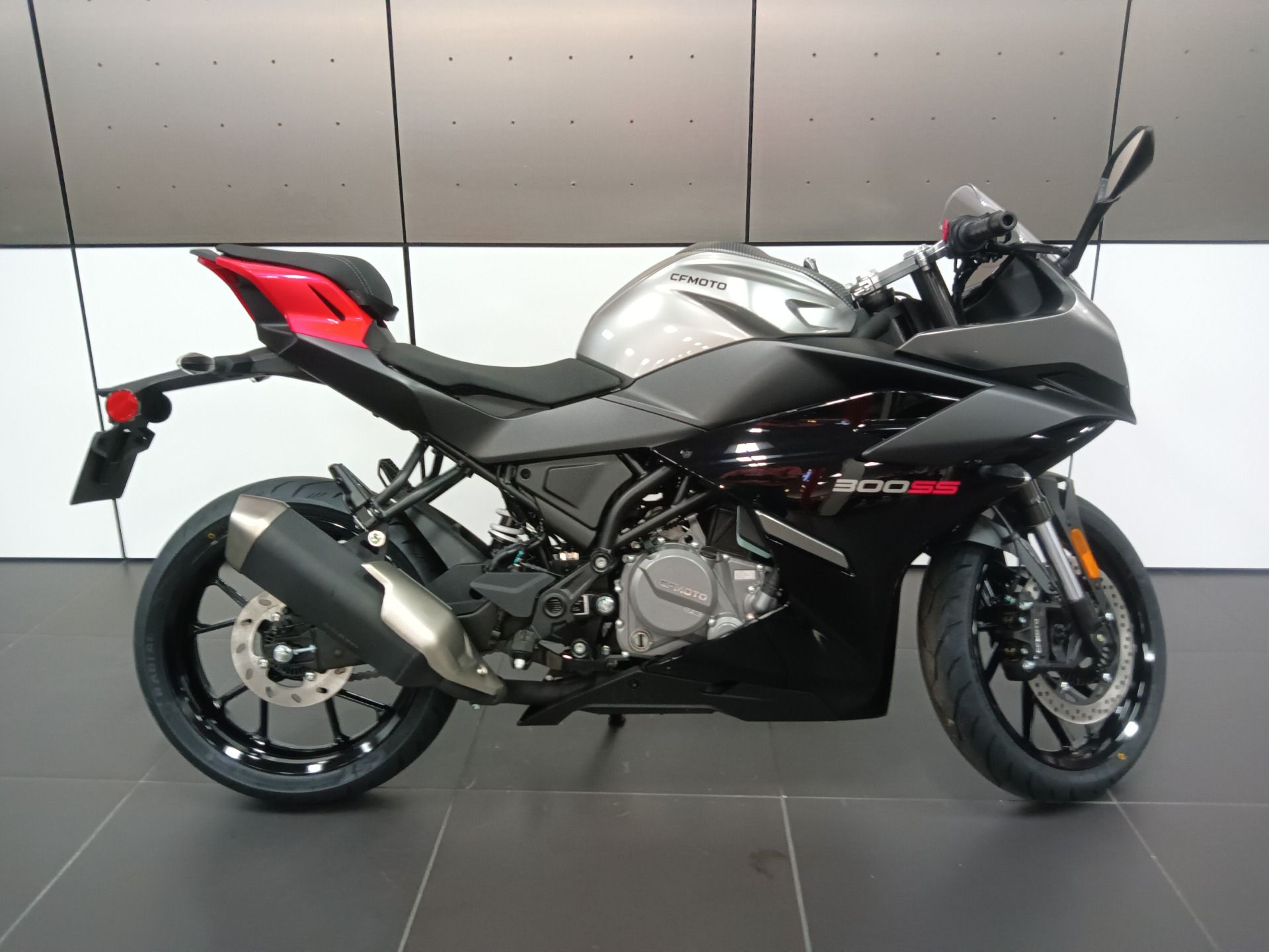 2025 CFMOTO 300SS | New Motorcycle For Sale | De Pere, Wisconsin