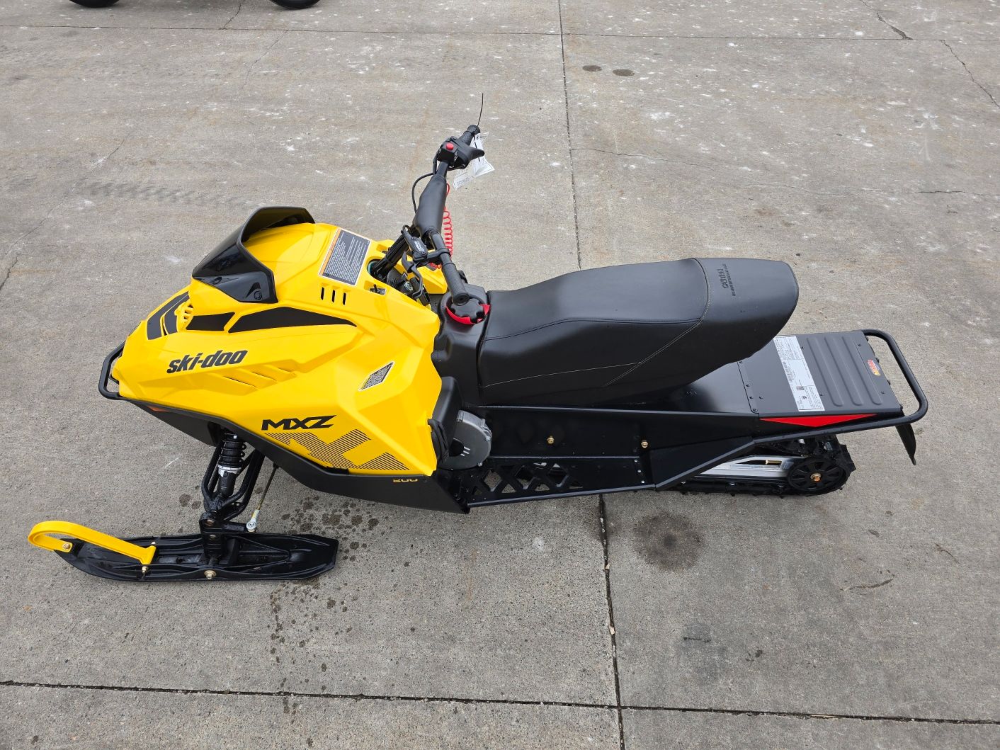 M18 スモークイエロー New 2025 Ski-Doo MXZ 200 ES Cobra 1.0, Monticello MN | Specs