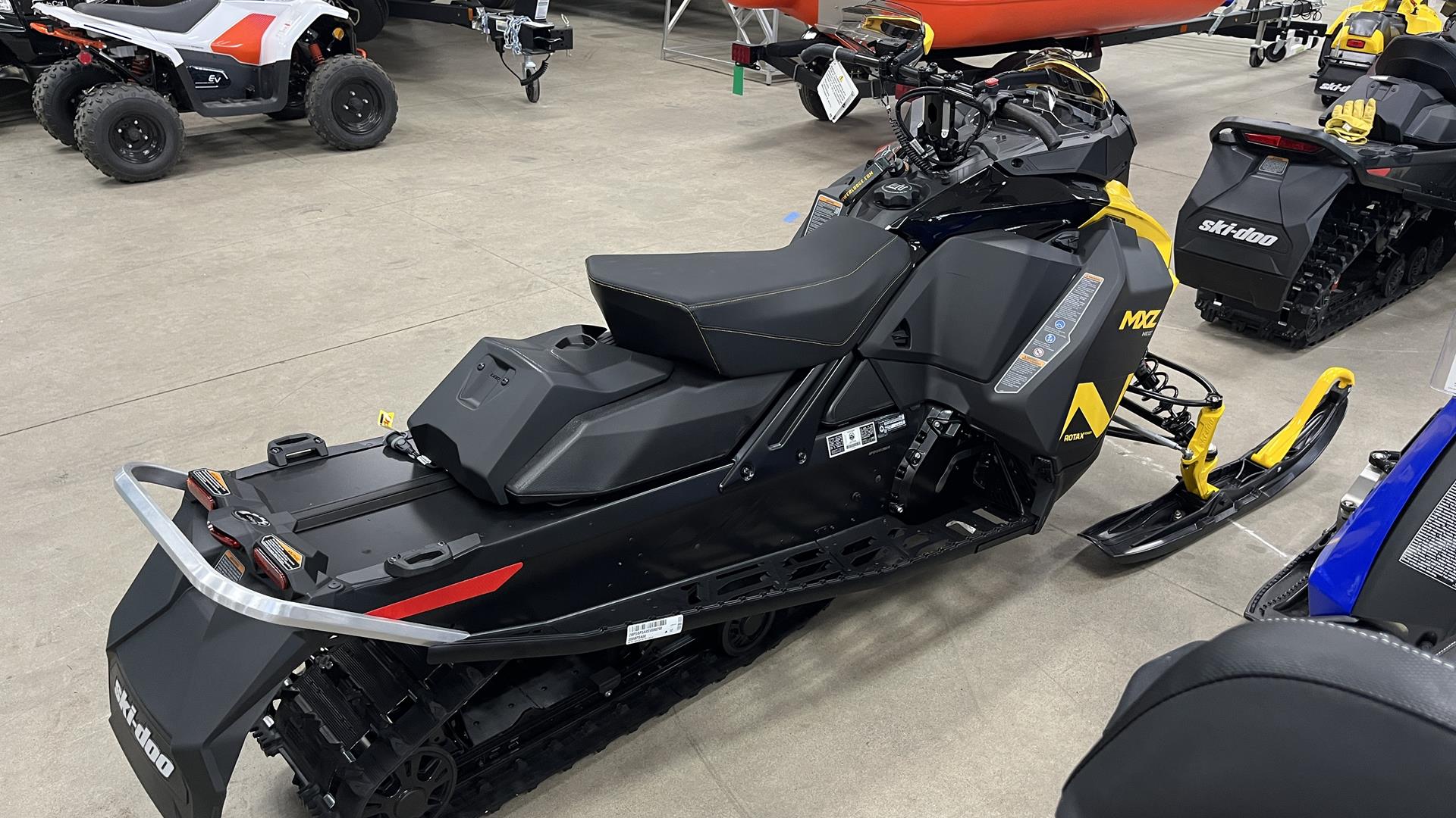 2025 Ski-Doo MXZ NEO+ 600 EFI ES RipSaw 1.25 in Ramsey, Minnesota - Photo 4