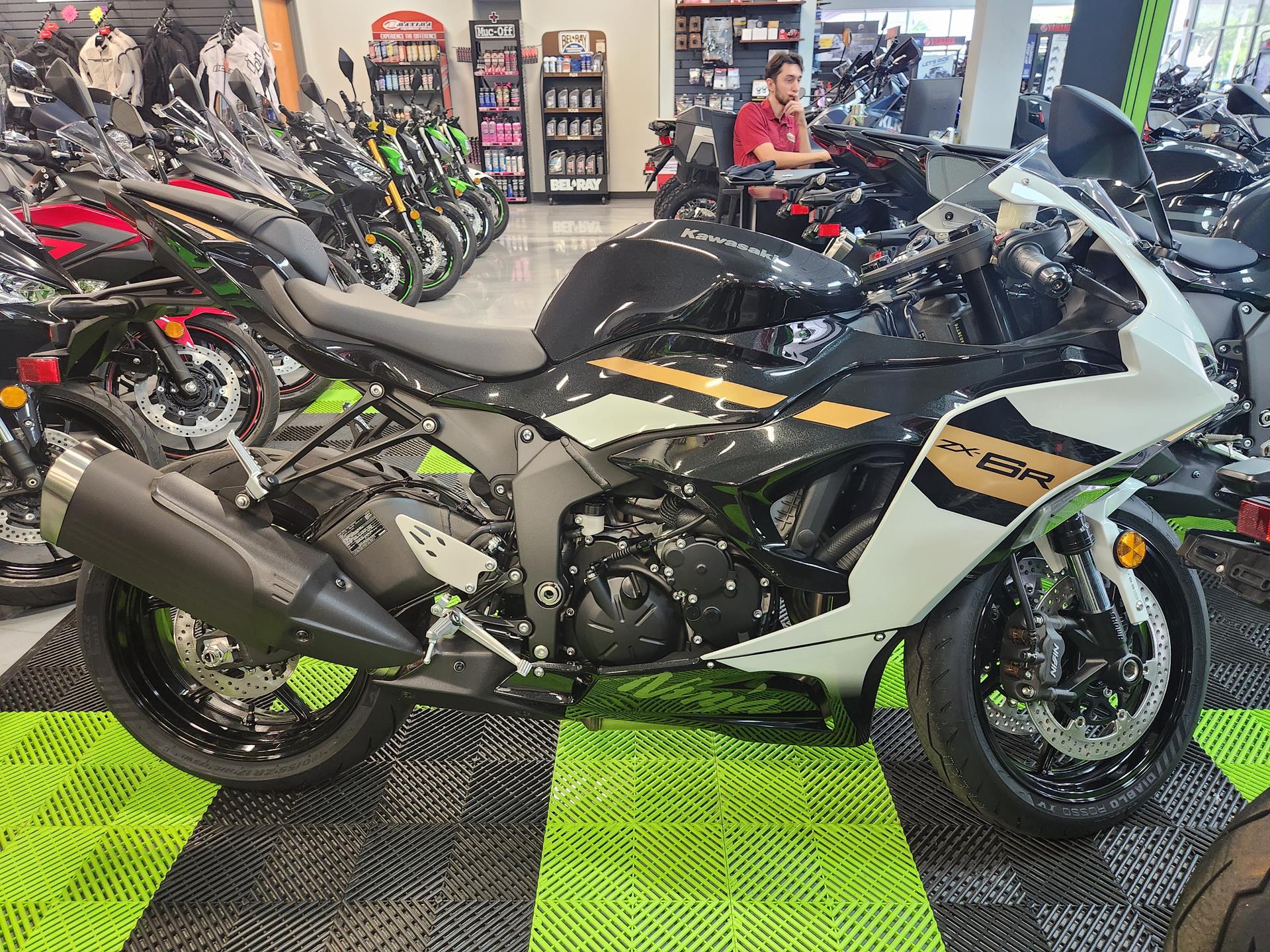 2026 Kawasaki Ninja® ZX-6R ABS 1