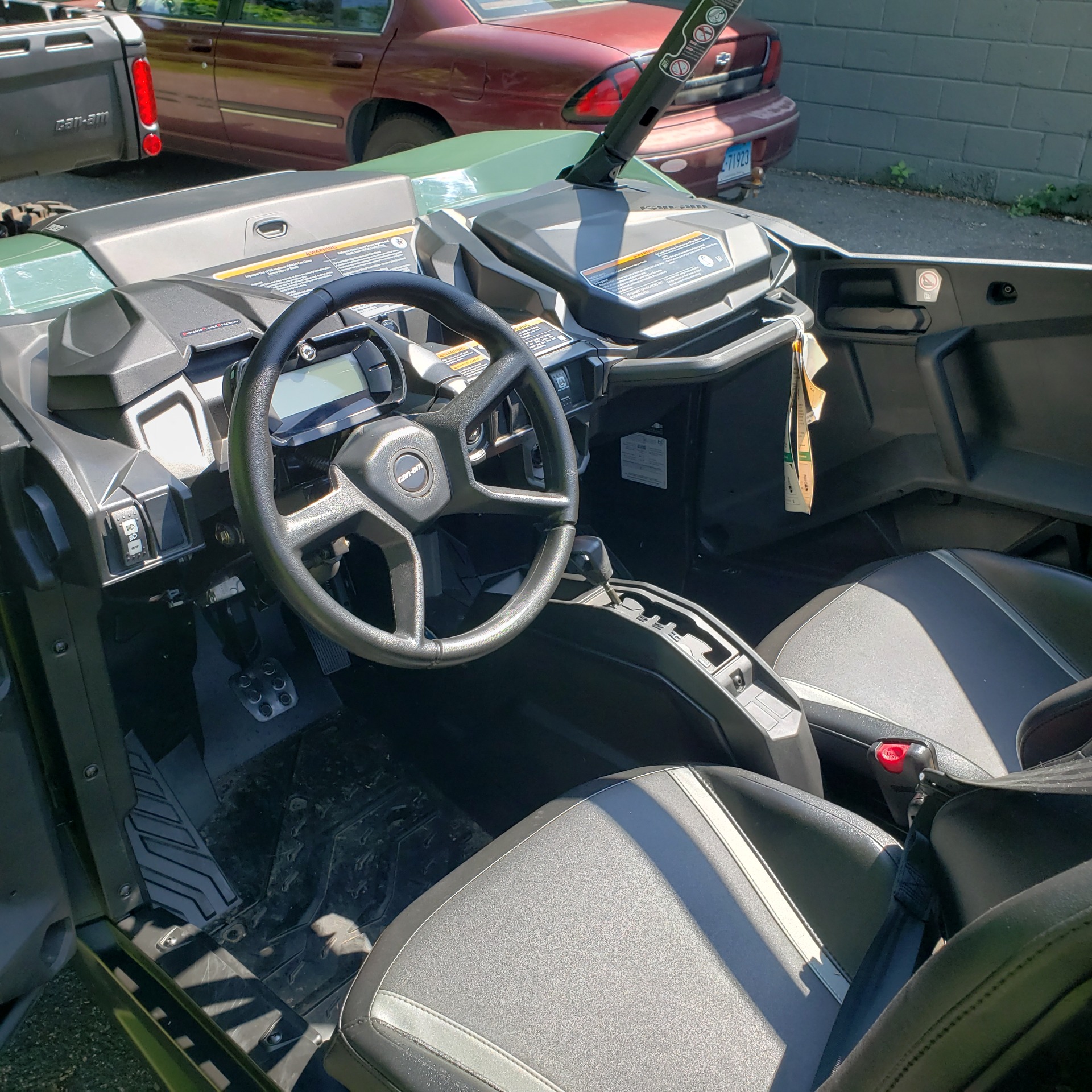 2023 Can-Am Commander DPS 700 in Enfield, Connecticut - Photo 4
