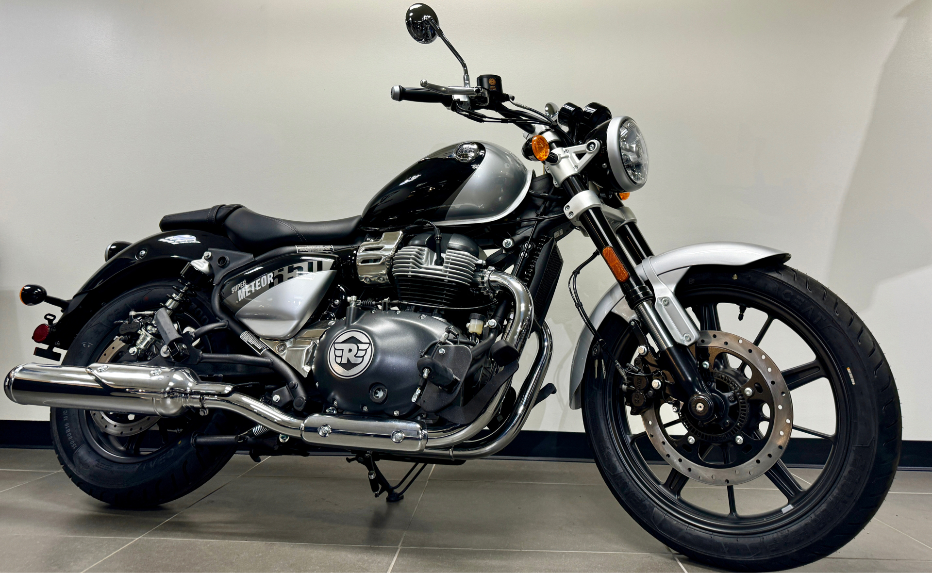 2024 Royal Enfield Super Meteor 650 in Enfield, Connecticut - Photo 2