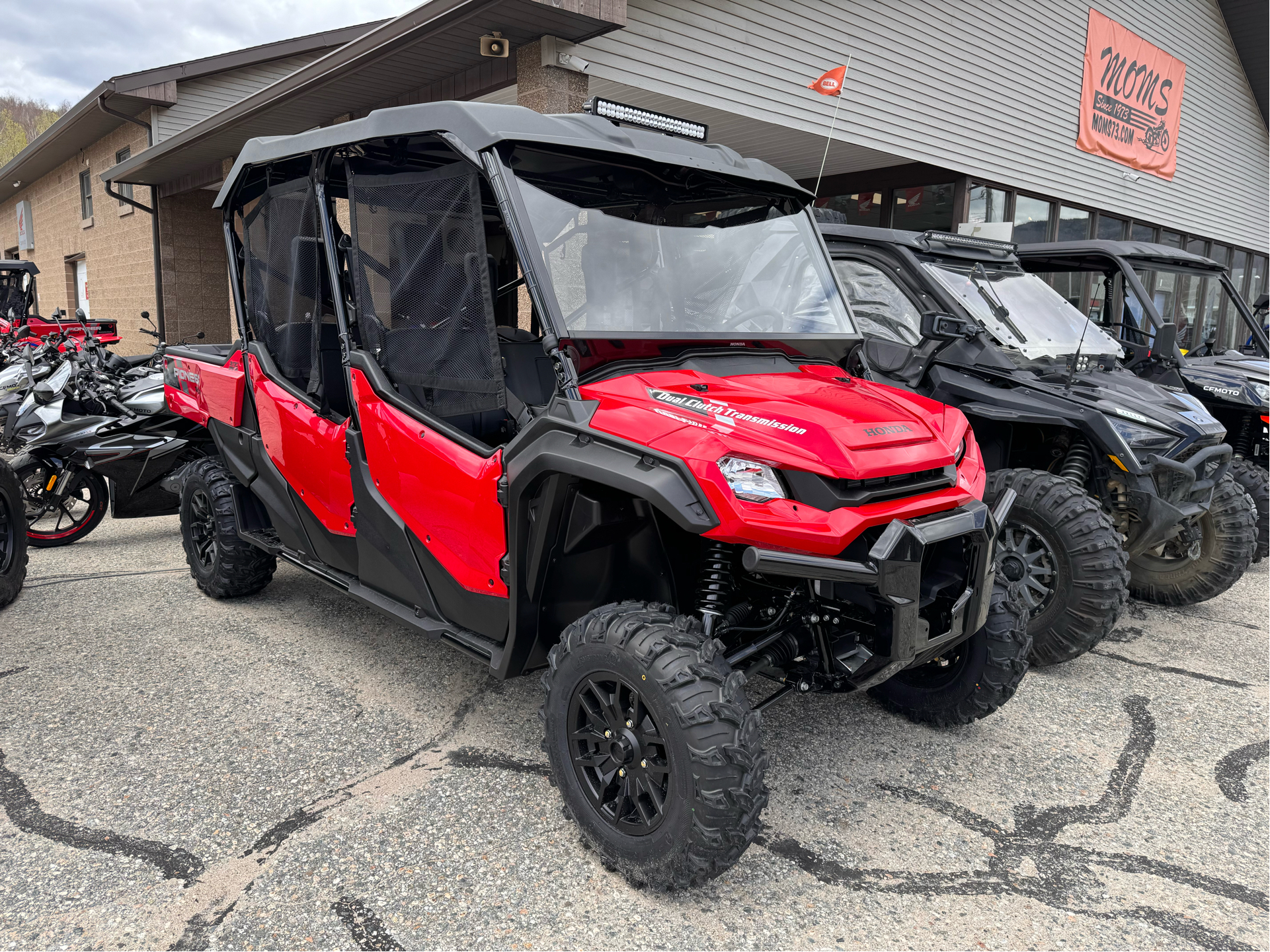 2024 Honda Pioneer 1000-6 Deluxe Crew in Gorham, New Hampshire - Photo 3