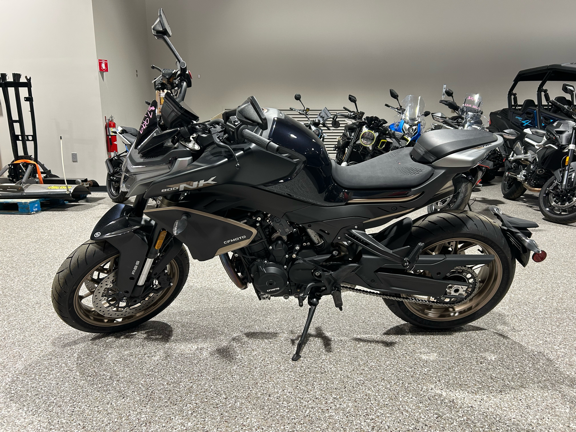 2024 CFMOTO 800NK in Gorham, New Hampshire - Photo 2