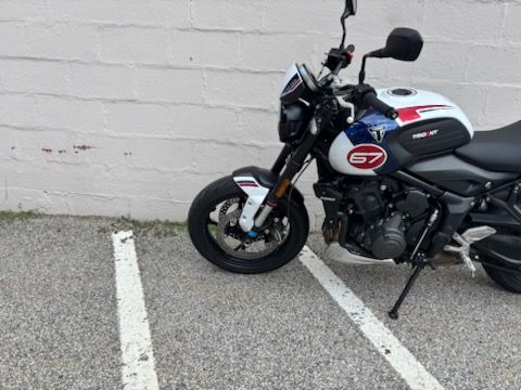 2025 Triumph Trident 660 Triple Tribute Edition in Manchester, New Hampshire - Photo 10