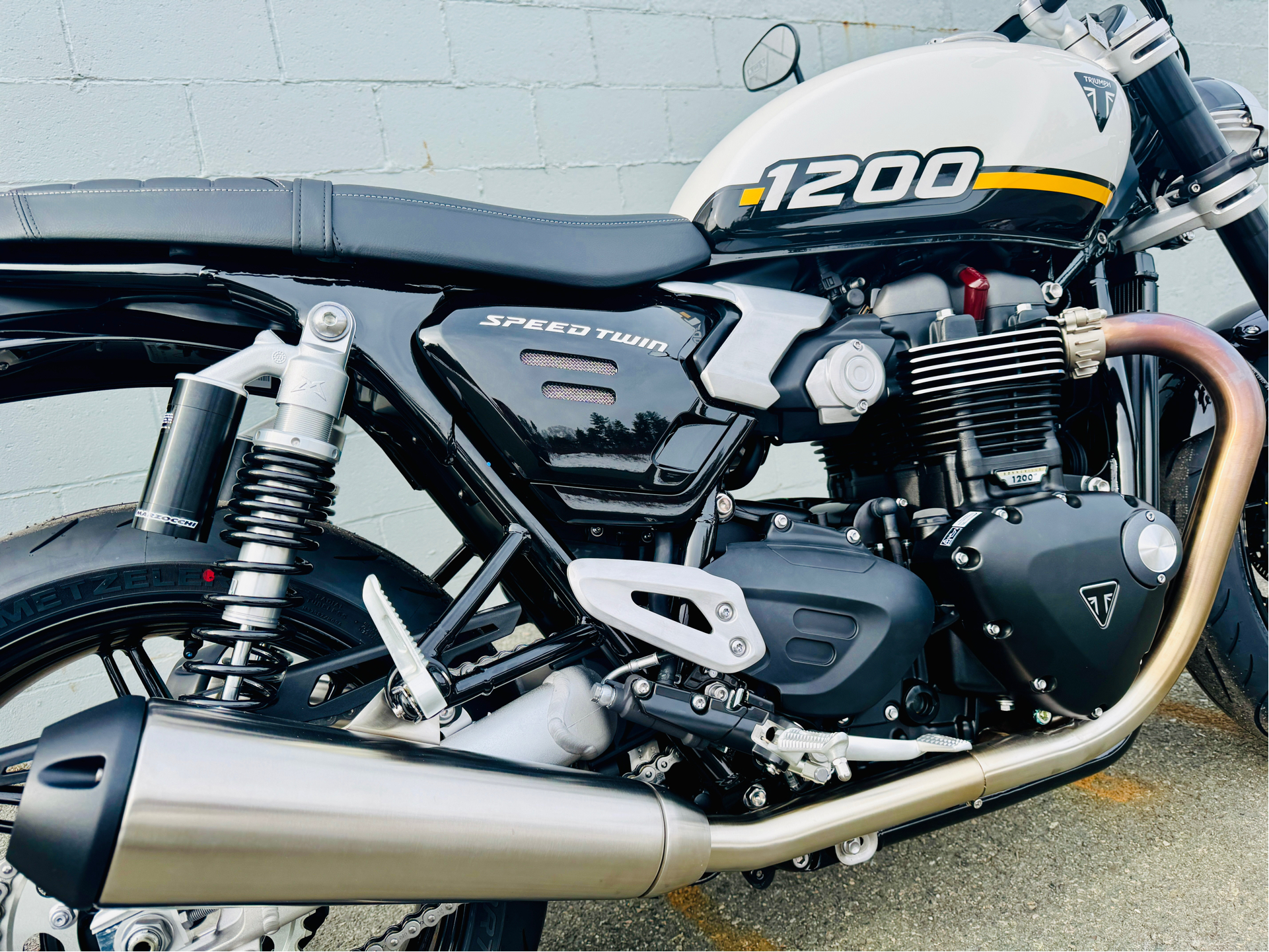 2025 Triumph Speed Twin 1200 in Manchester, New Hampshire - Photo 6