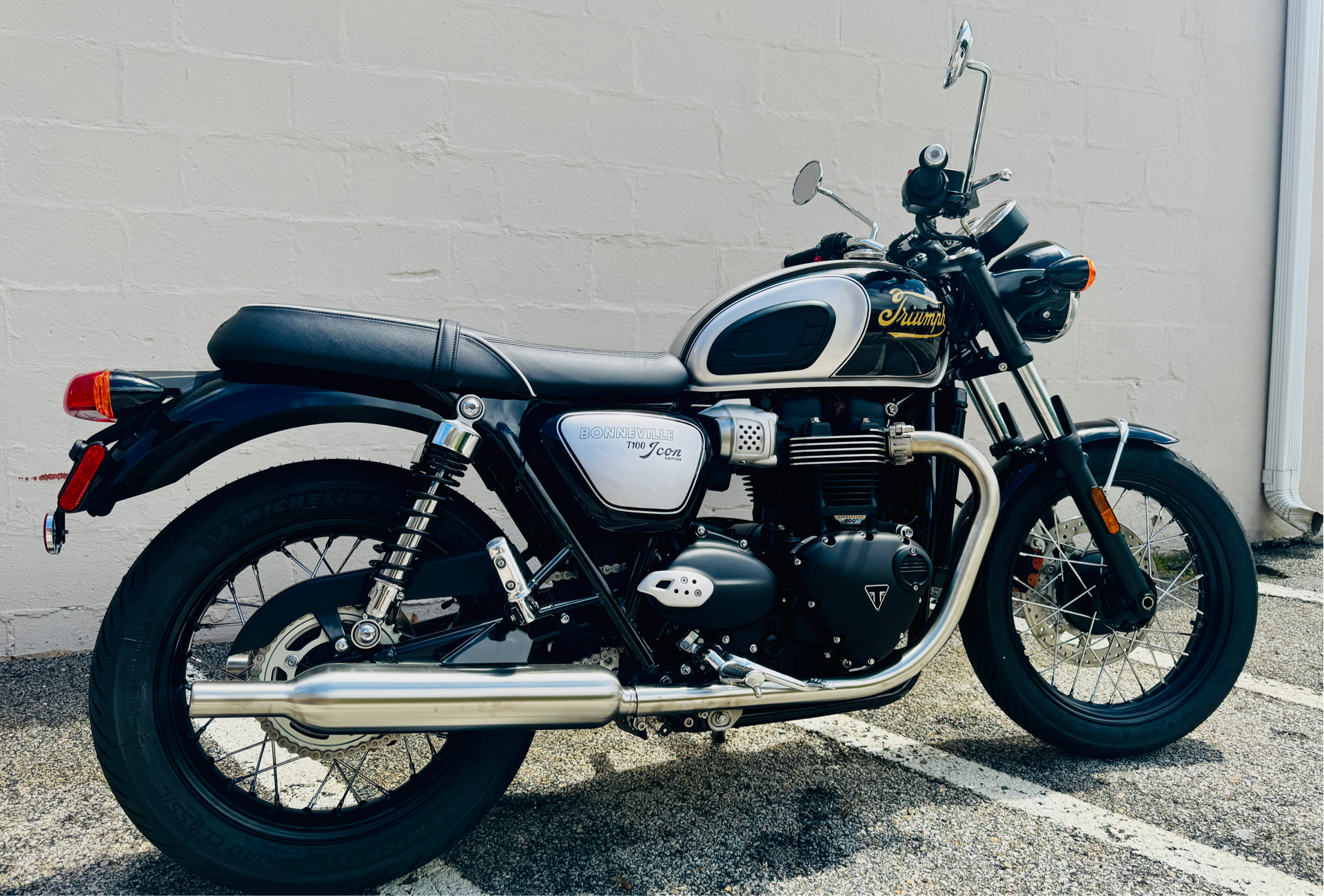 2025 Triumph Bonneville T100 in Manchester, New Hampshire - Photo 3