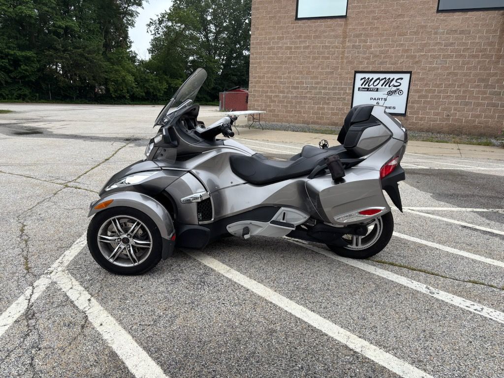2011 Can-Am Spyder® RT-S SE5 in Manchester, New Hampshire - Photo 4