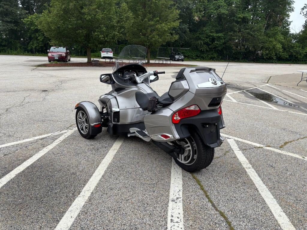 2011 Can-Am Spyder® RT-S SE5 in Manchester, New Hampshire - Photo 6