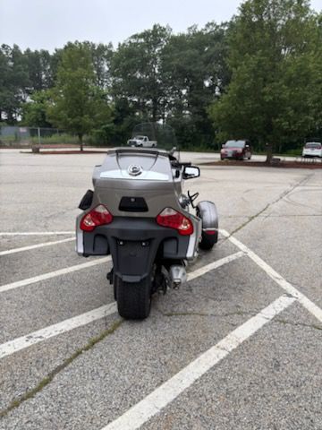 2011 Can-Am Spyder® RT-S SE5 in Manchester, New Hampshire - Photo 7