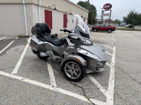 2011 Can-Am Spyder® RT-S SE5 in Manchester, New Hampshire - Photo 2