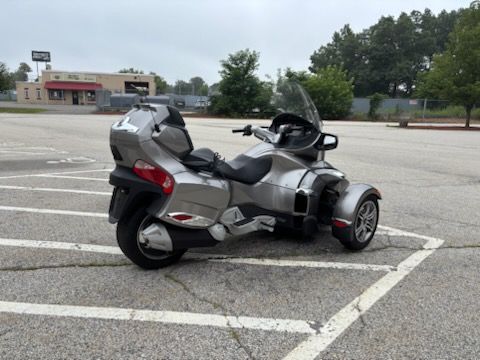2011 Can-Am Spyder® RT-S SE5 in Manchester, New Hampshire - Photo 3