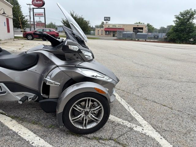 2011 Can-Am Spyder® RT-S SE5 in Manchester, New Hampshire - Photo 9