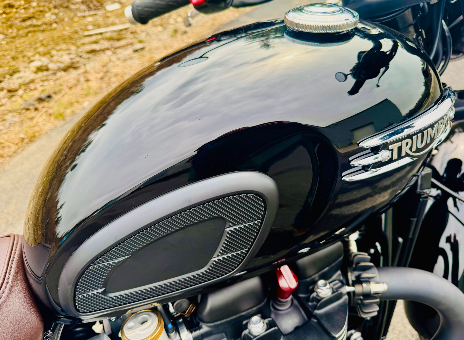 2025 Triumph Bonneville T120 Black in Manchester, New Hampshire - Photo 8