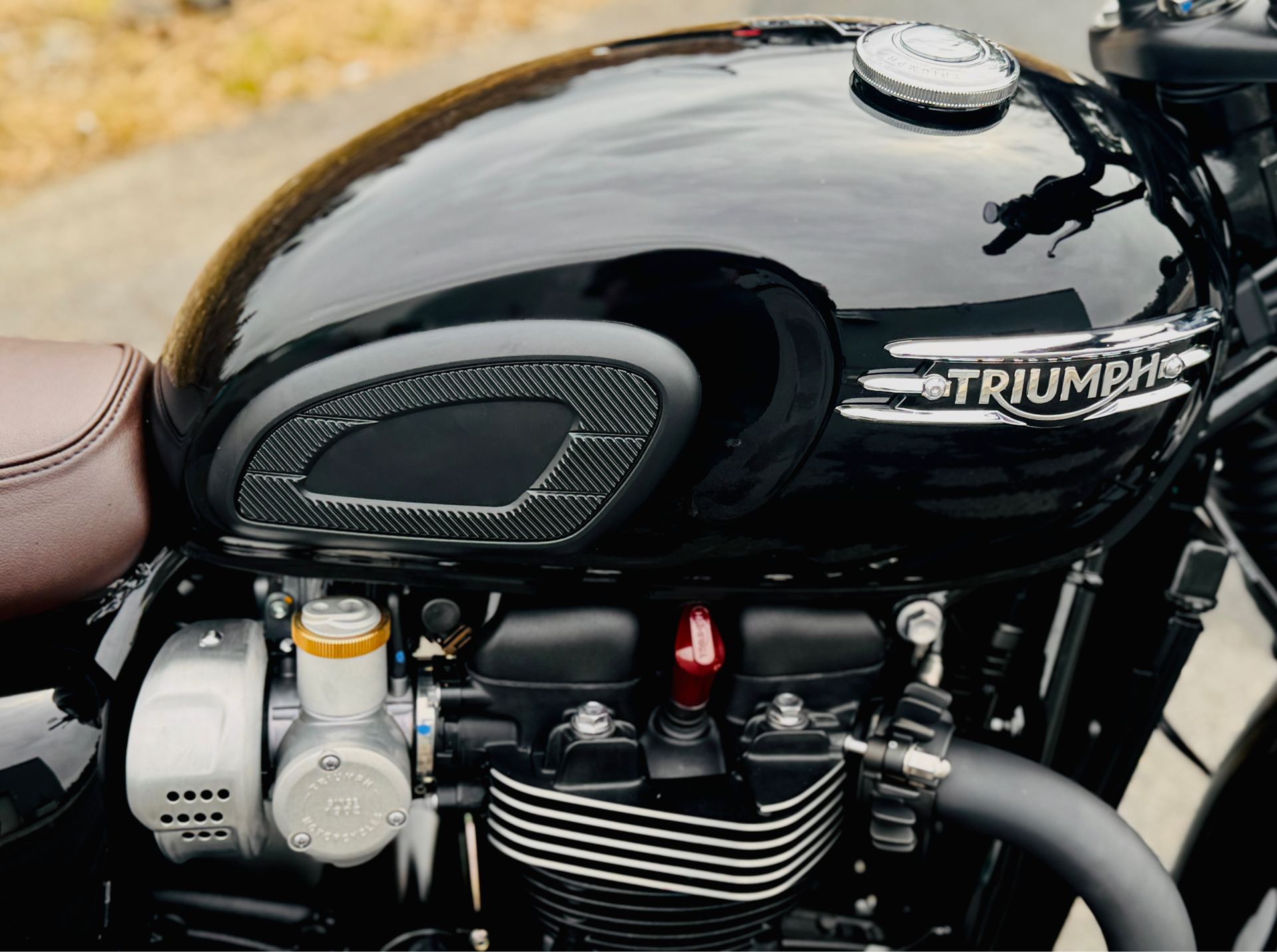 2025 Triumph Bonneville T120 Black in Manchester, New Hampshire - Photo 2