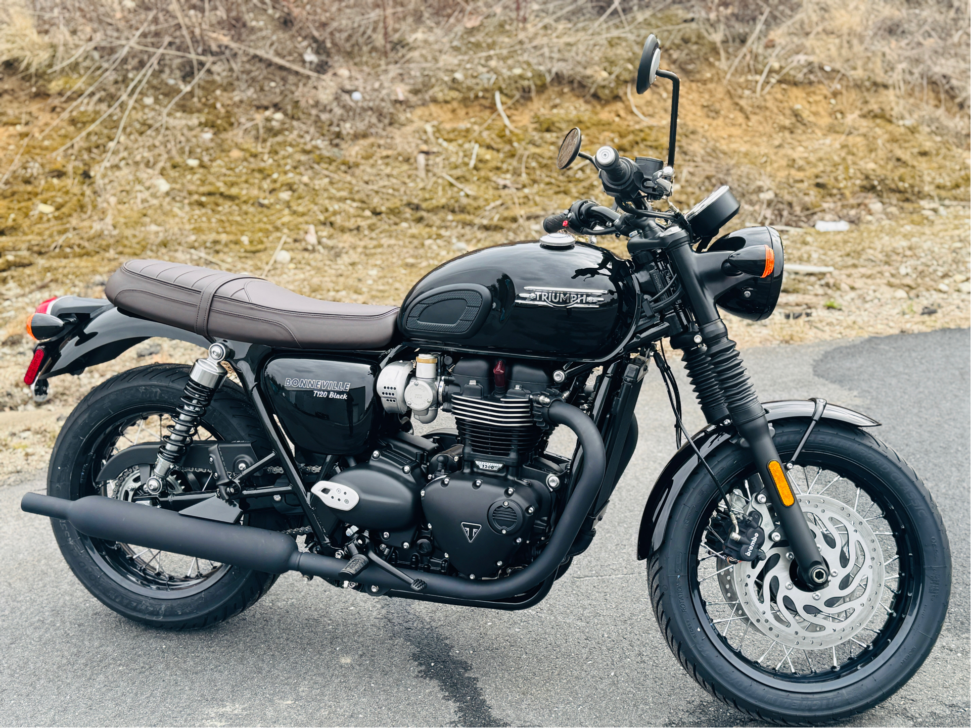 2025 Triumph Bonneville T120 Black in Manchester, New Hampshire - Photo 16
